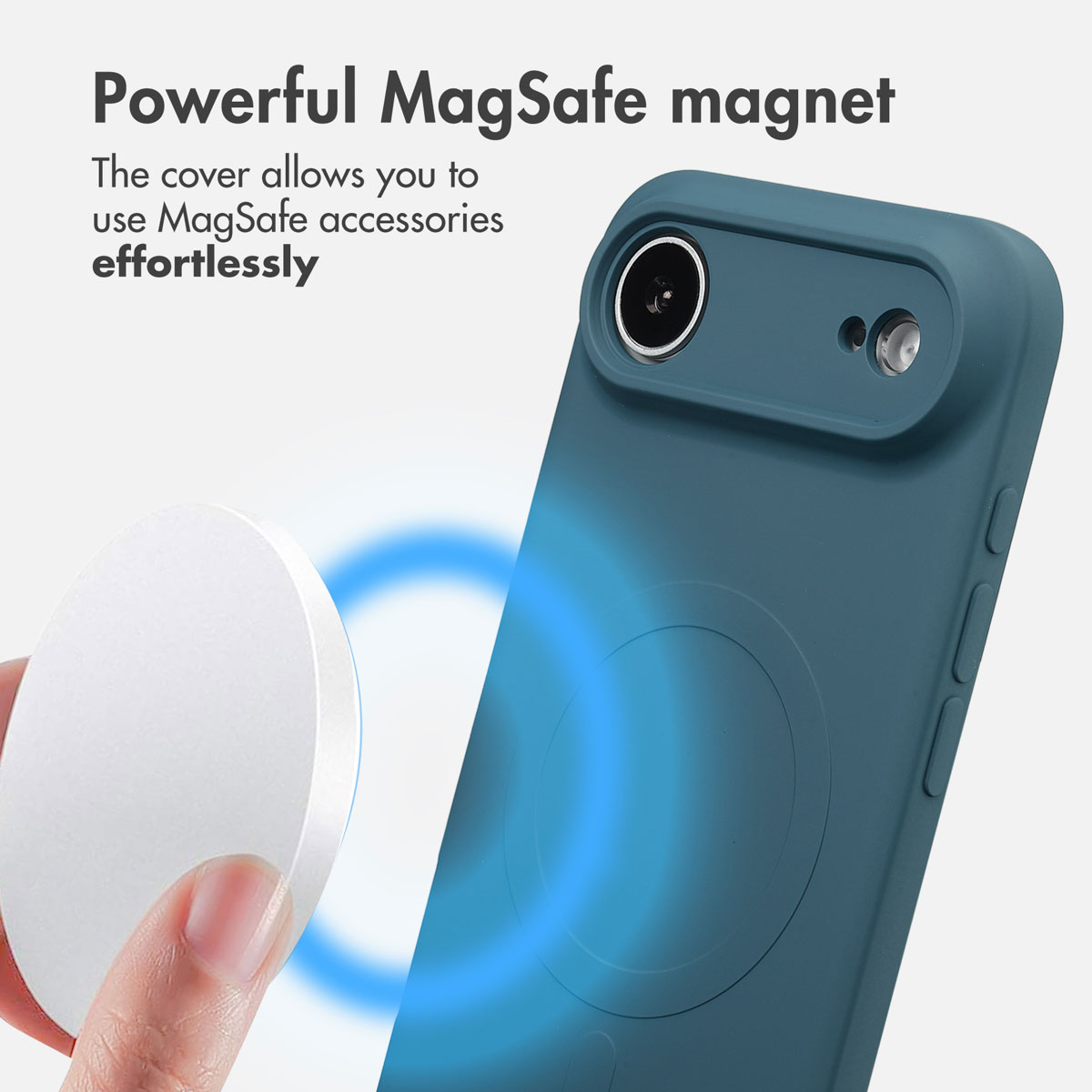 Una mano tiene un disco MagSafe bianco davanti a una custodia blu per telefono.