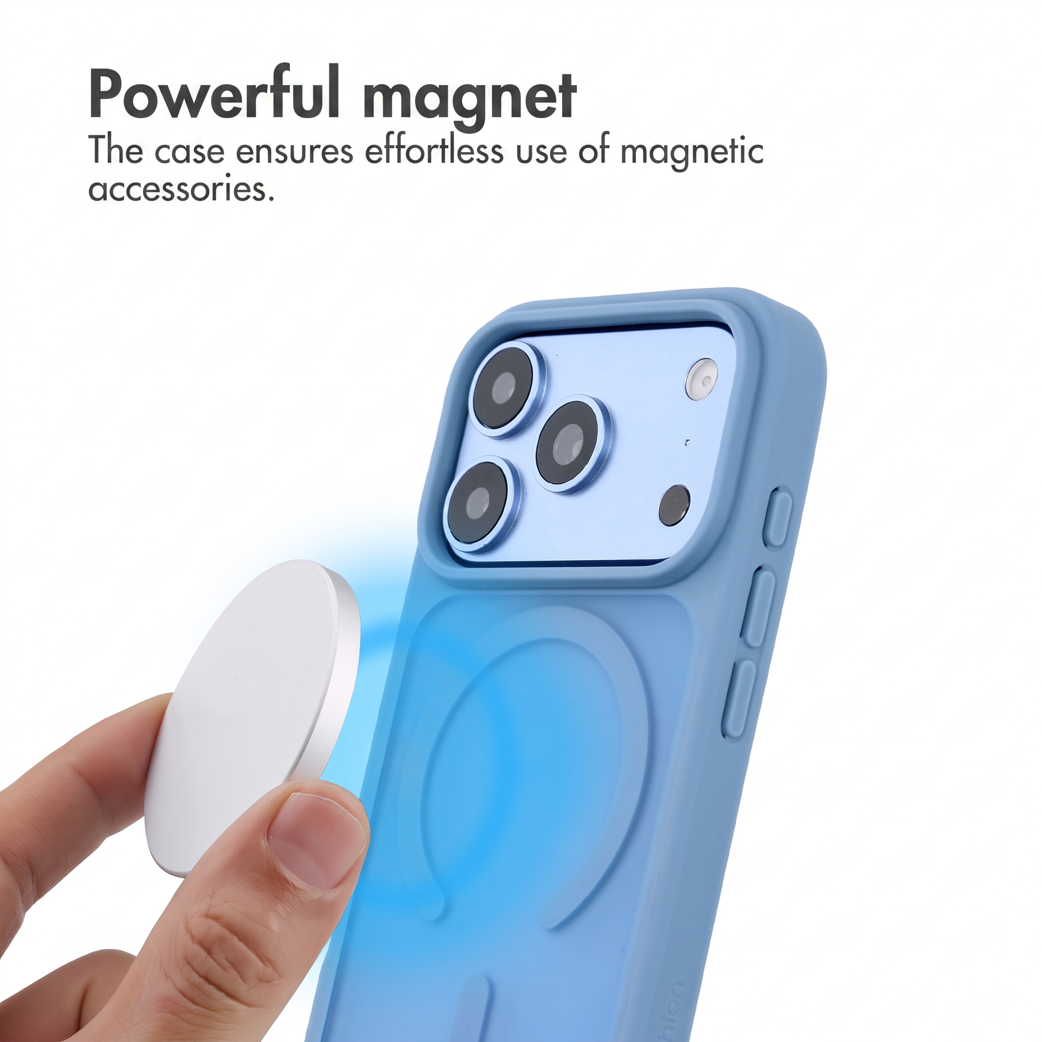 Una mano tiene un disco magnetico bianco vicino a una cover per smartphone azzurra con un anello circolare.