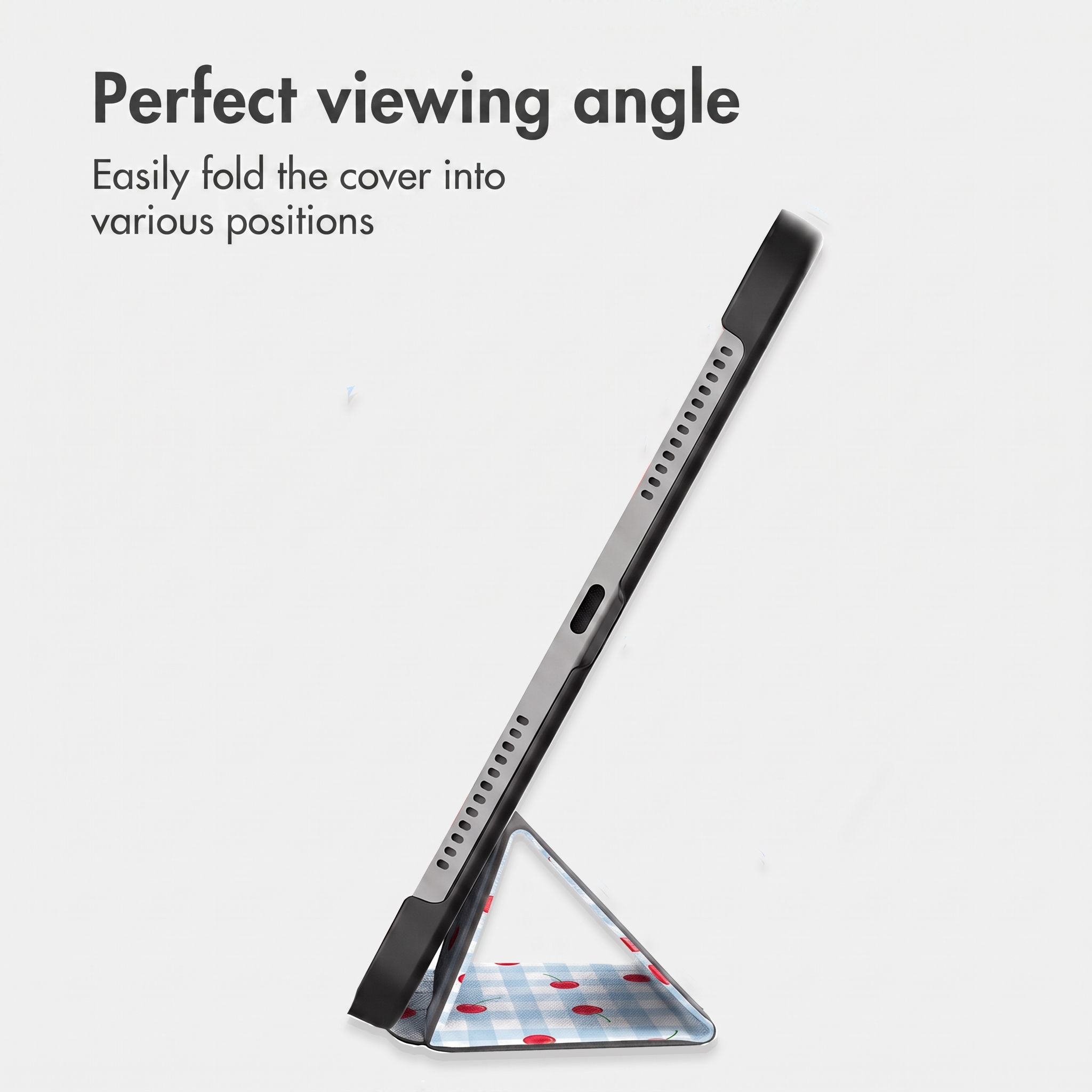 Un tablet con custodia a quadri blu e ciliegie si erge in verticale su sfondo bianco.