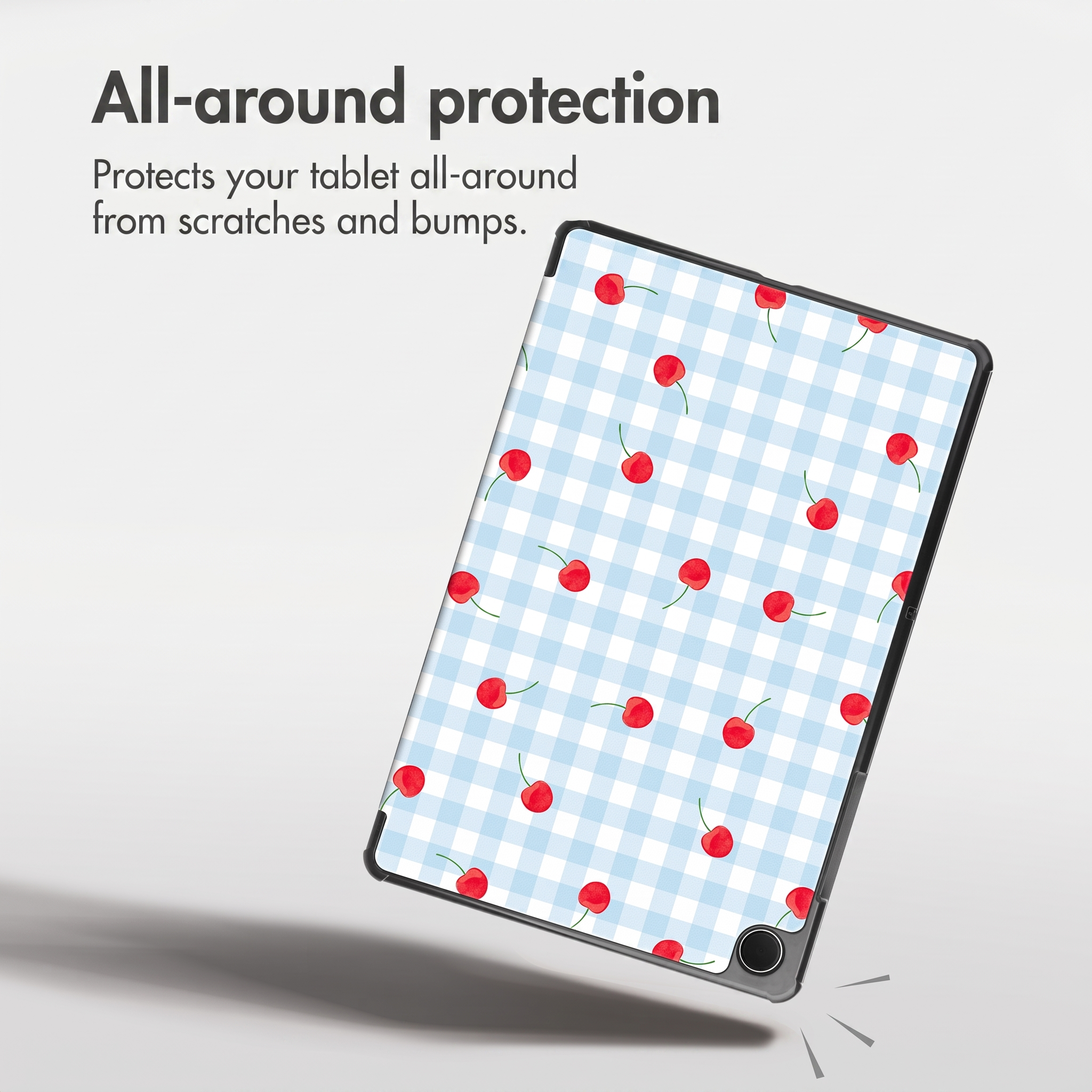 Un tablet con motivo a quadri blu e bianchi e ciliegie rosse, che offre protezione.