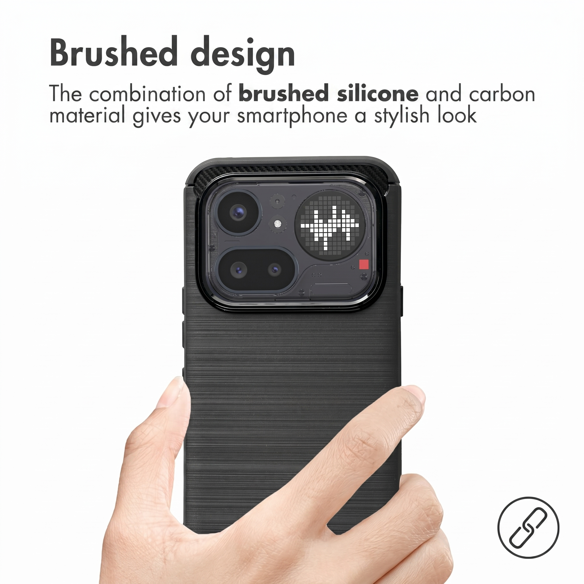Een hand vasthoudt een zwarte smartphonehoes met geborstelde textuur en cameramodule.