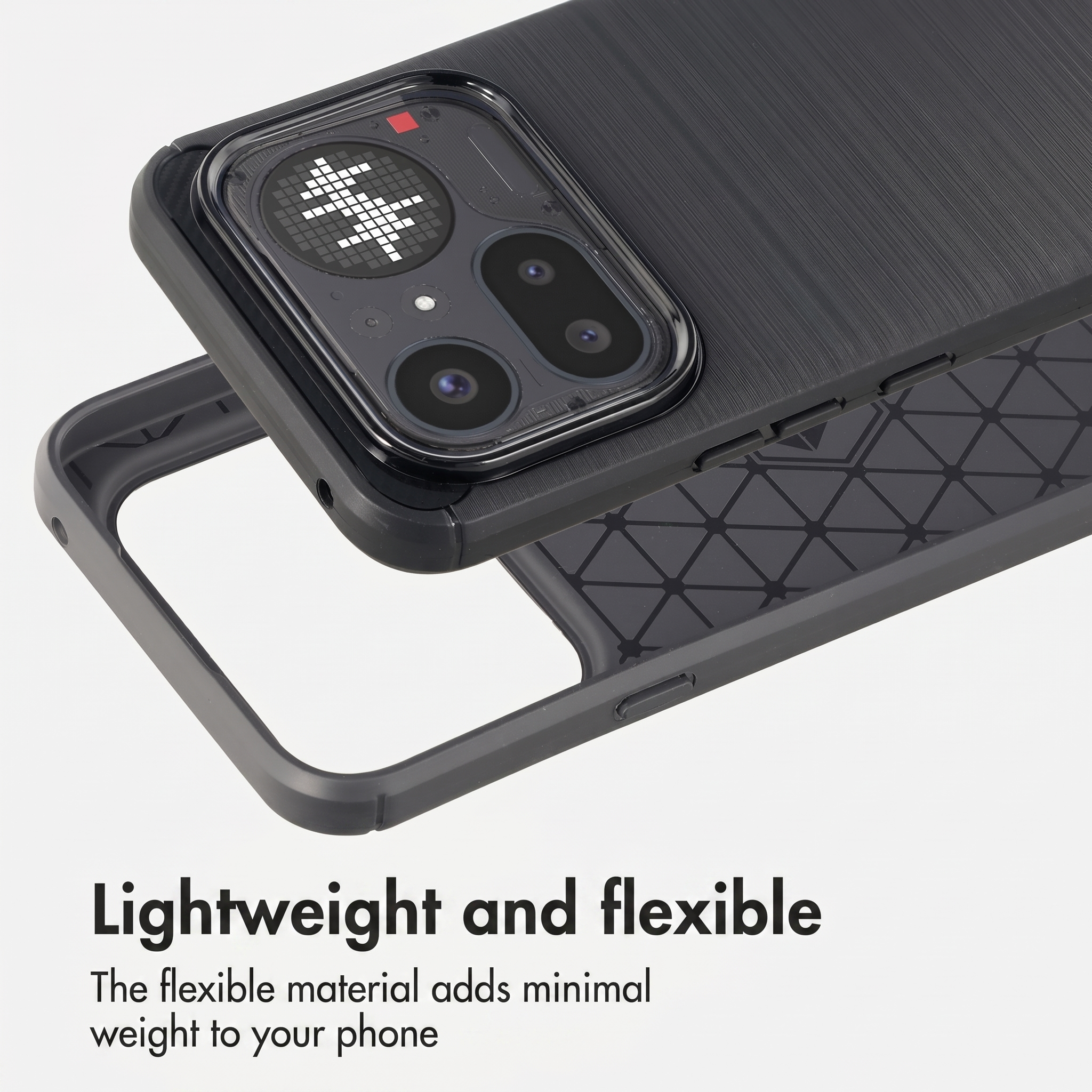 Een zwarte smartphonehoes met getextureerde achterkant en geometrisch patroon op witte achtergrond.