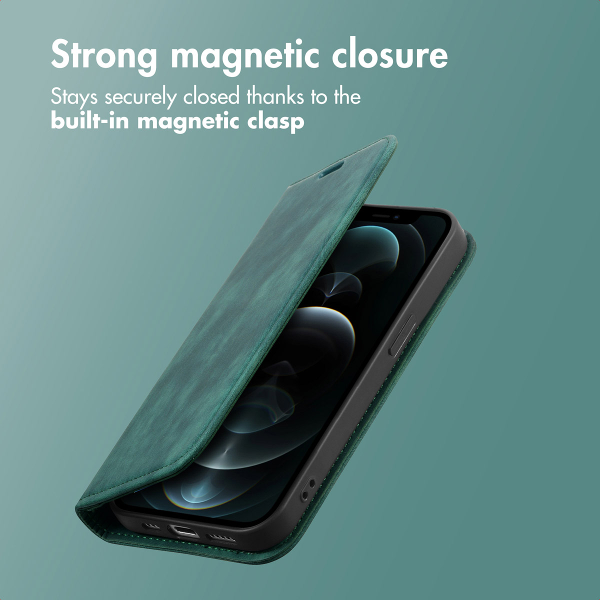 Uno smartphone in una custodia in pelle verde con testo sulla chiusura magnetica.