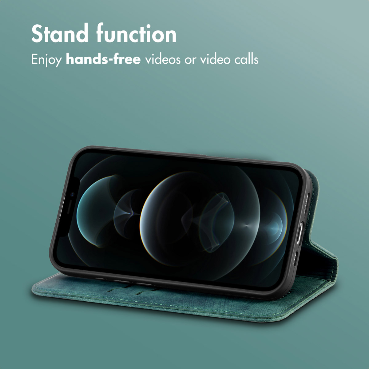 Uno smartphone verde scuro in una custodia con supporto su sfondo verde con testo in alto.