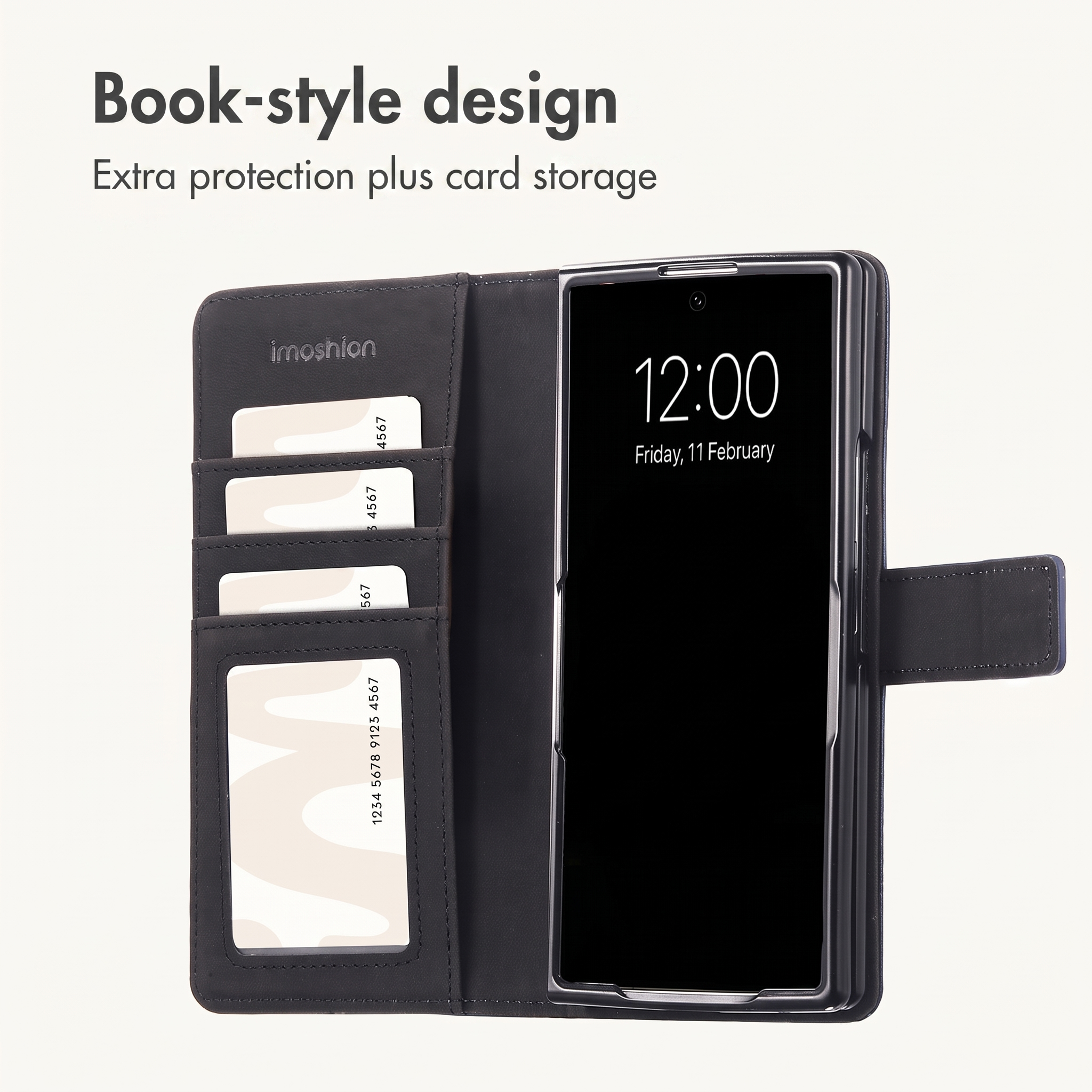 Un étui de téléphone noir en cuir avec fentes pour cartes et un smartphone affichant 12h00.