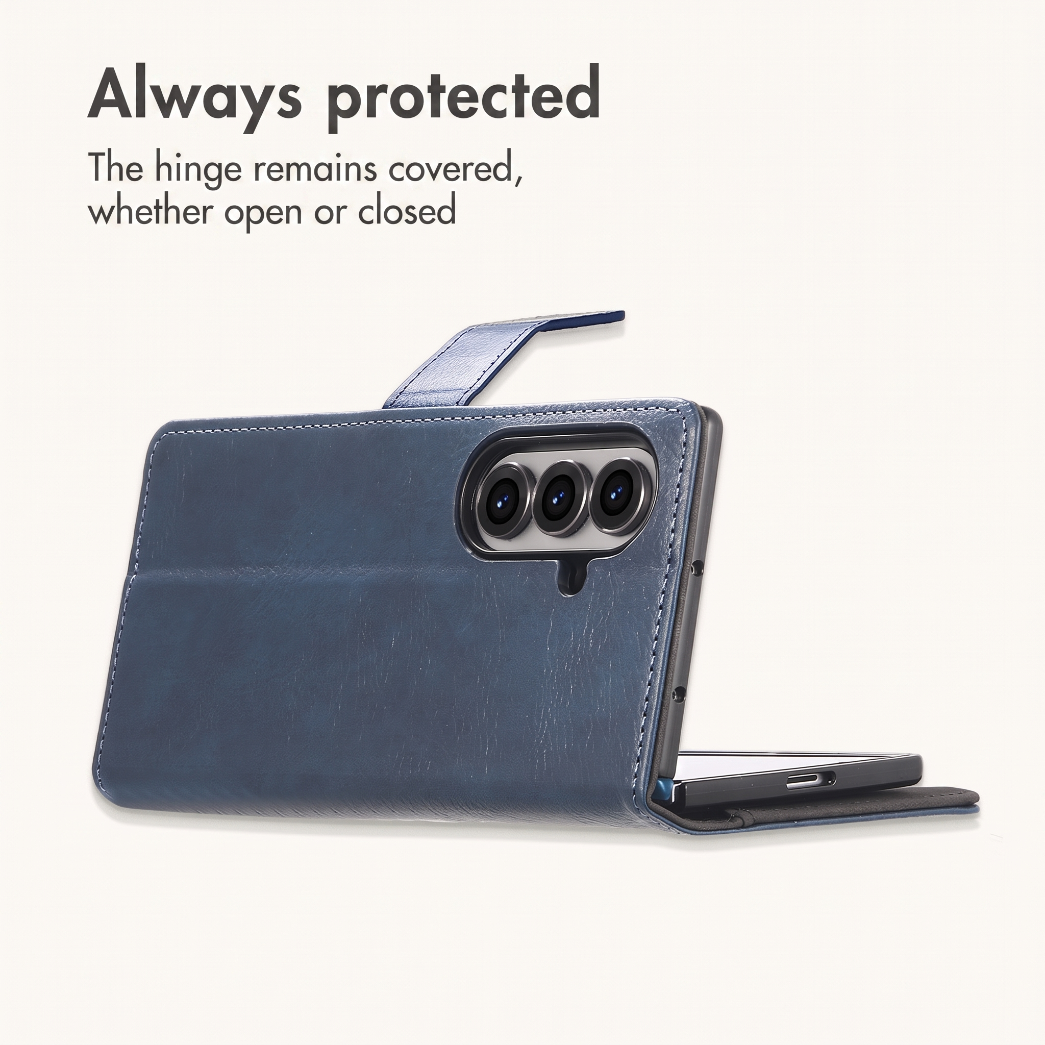 Un étui de smartphone en cuir bleu partiellement plié avec découpe pour appareil photo sur fond blanc.