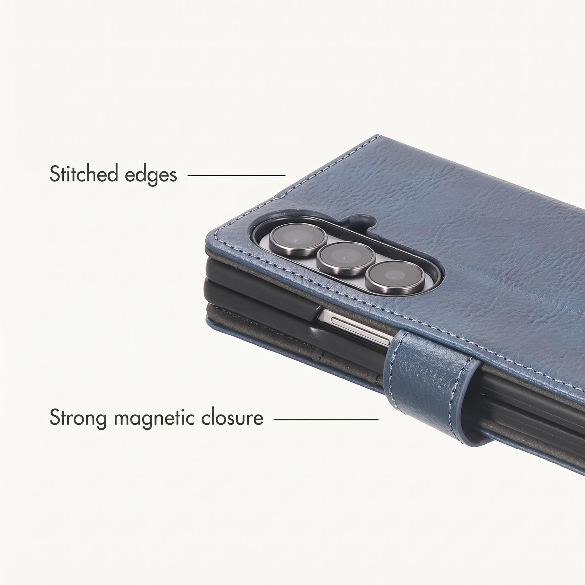 Coque de téléphone en cuir bleu avec bords cousus et fermeture magnétique forte, montrant la découpe de l'appareil.