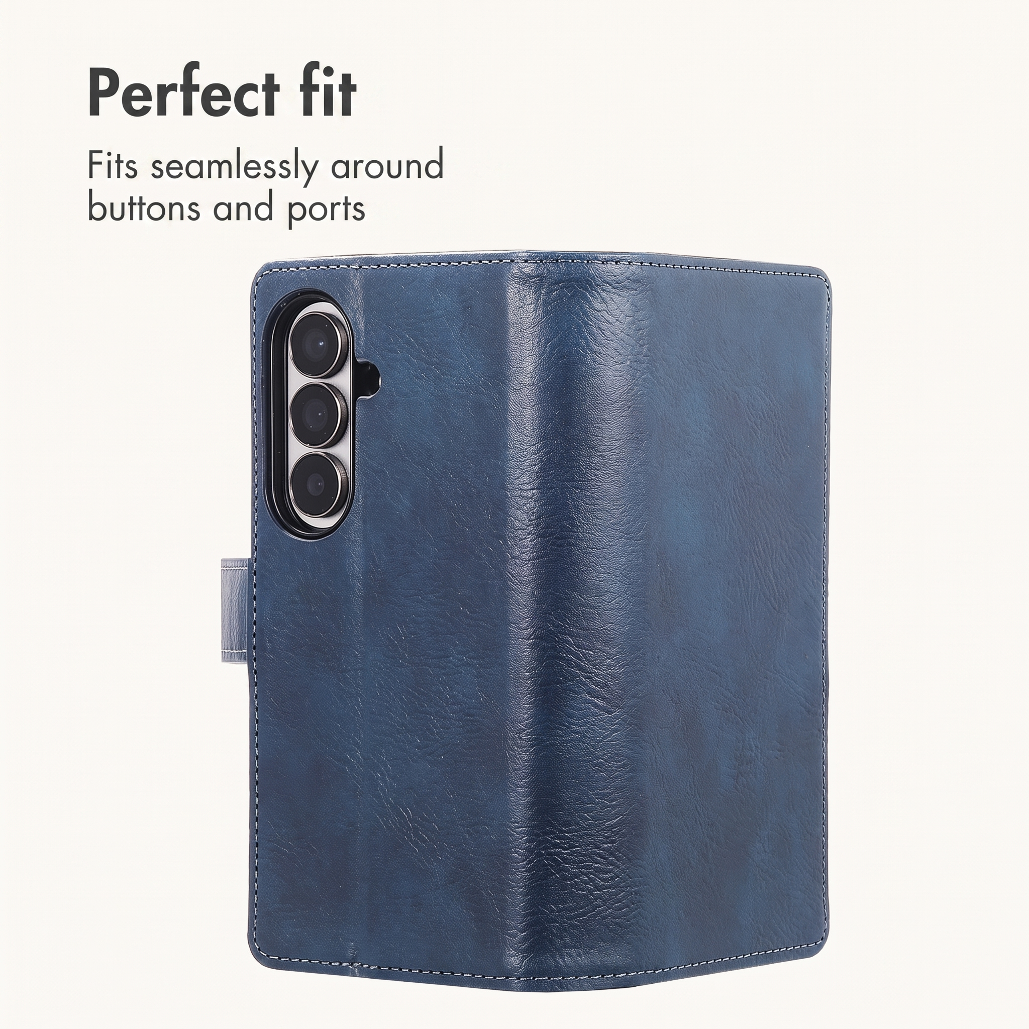 Étui de téléphone en cuir bleu avec découpe pour appareil photo, texte : Perfect fit.
