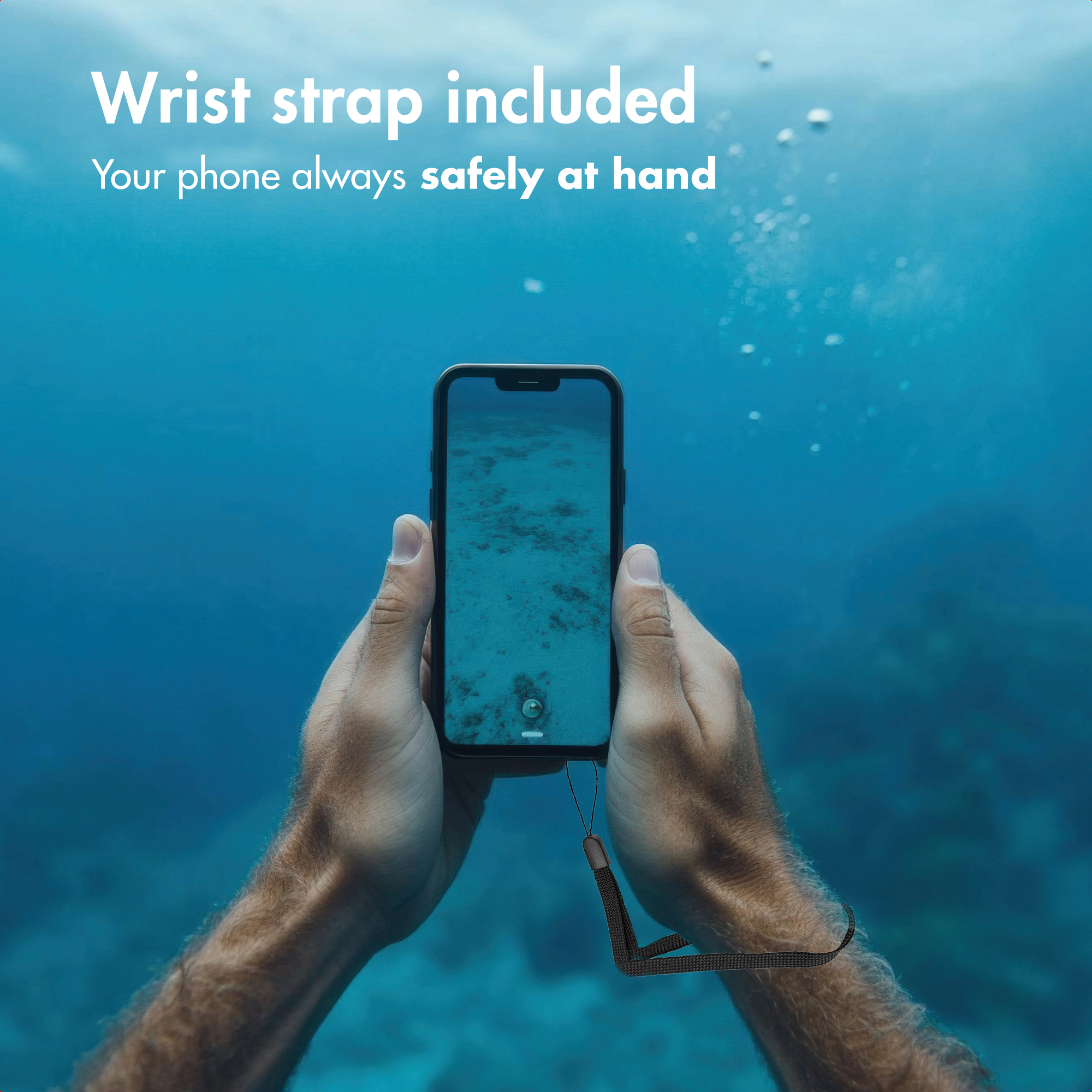 Sott'acqua, una persona tiene in mano uno smartphone con cordino da polso.