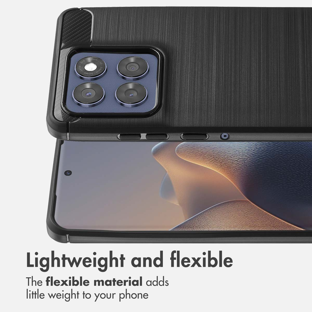 Custodia per telefono nera spazzolata con quattro fotocamere e la scritta Lightweight and flexible.