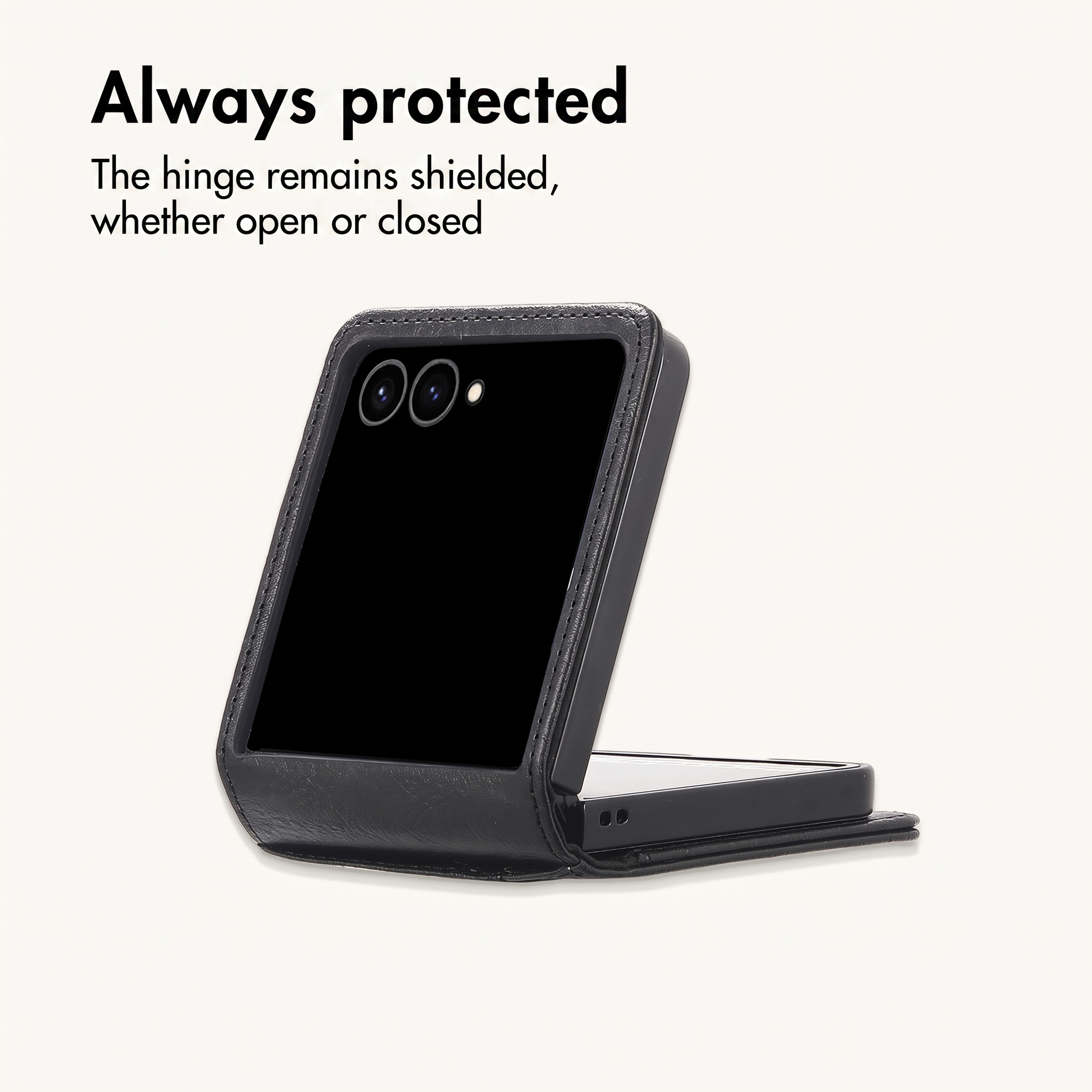 Un smartphone pliable dans un étui noir sur une surface claire, texte en haut.