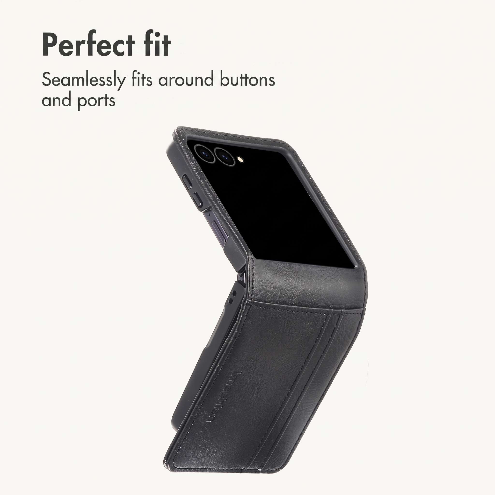 Un smartphone pliable dans un étui en cuir noir avec du texte en haut.