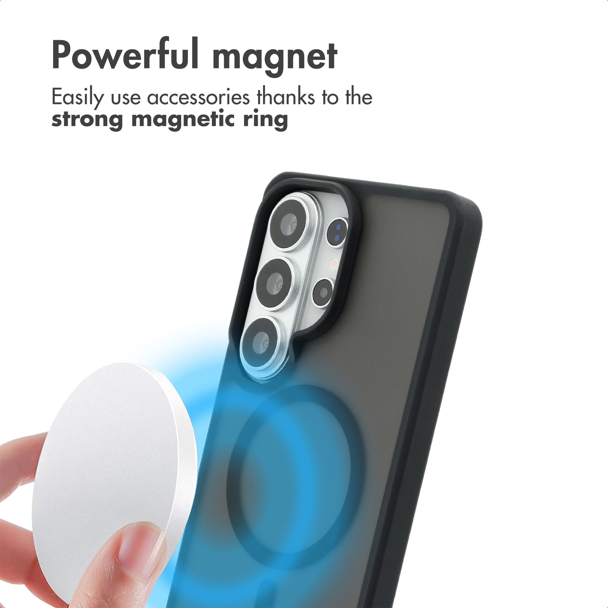 Une main tient un accessoire magnétique blanc près d'une coque de téléphone noire.