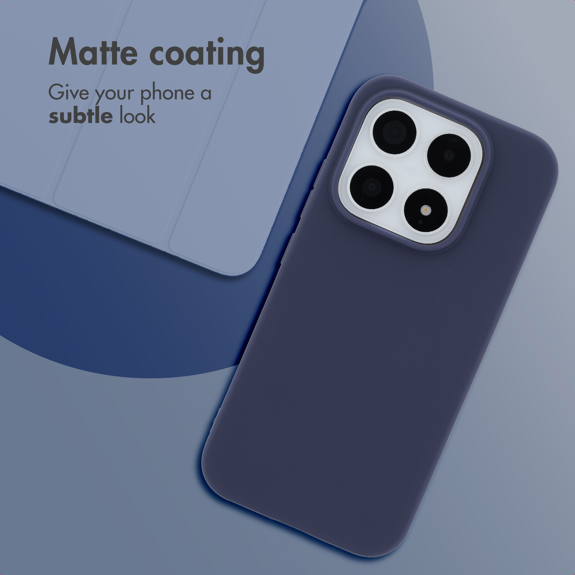 Una funda de smartphone azul oscuro sobre fondo azul con texto sobre acabado mate.