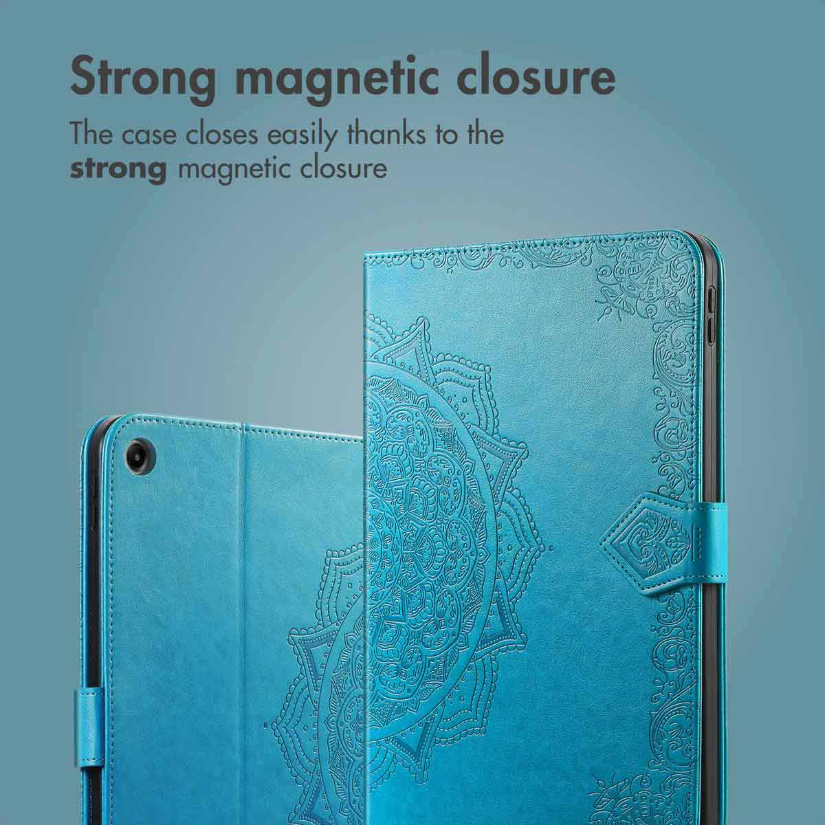 Blauwe tablethoes met sierlijke reliëfprint en sterke magnetische sluiting.