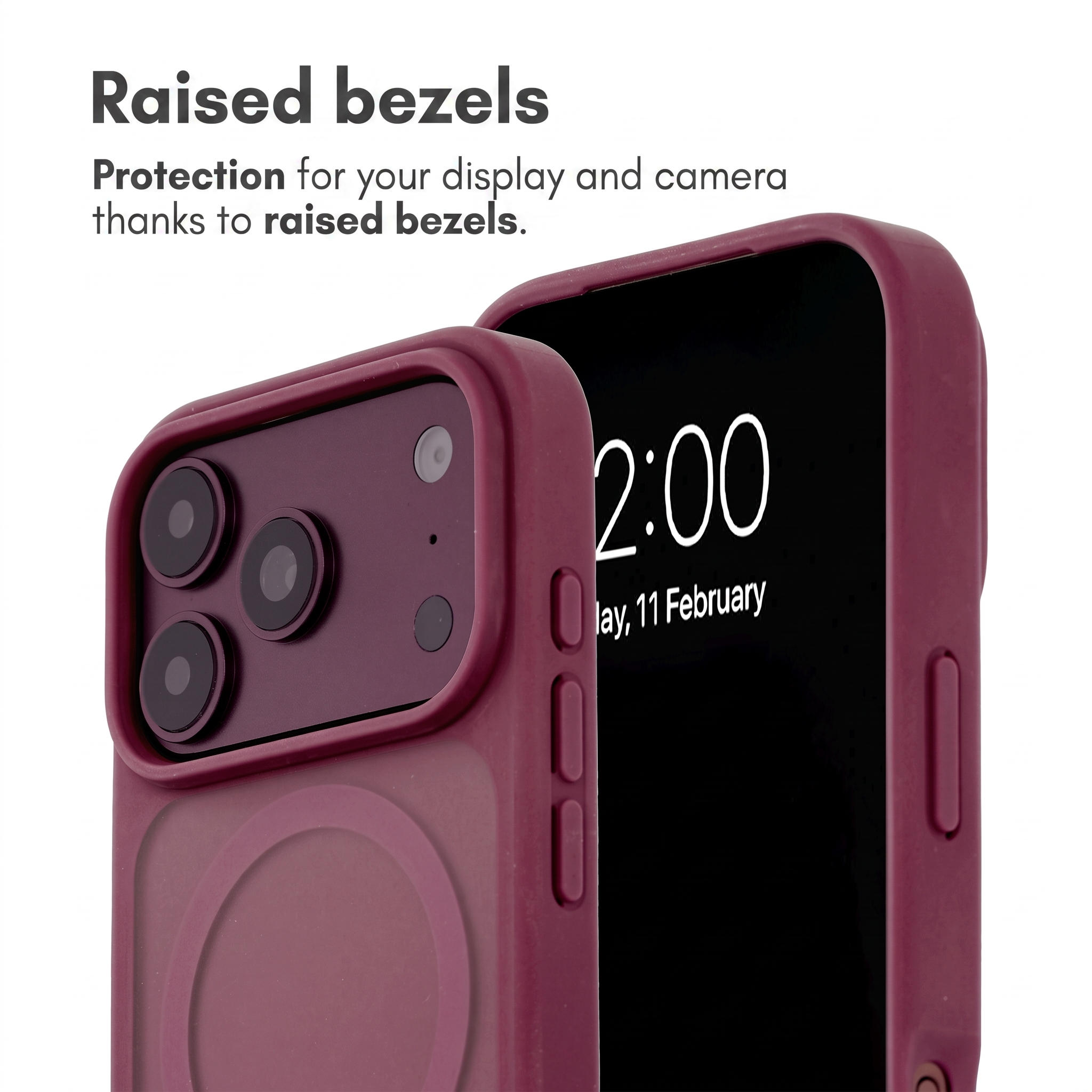 Cover per smartphone bordeaux con bordi rialzati per proteggere fotocamera e schermo su sfondo bianco.