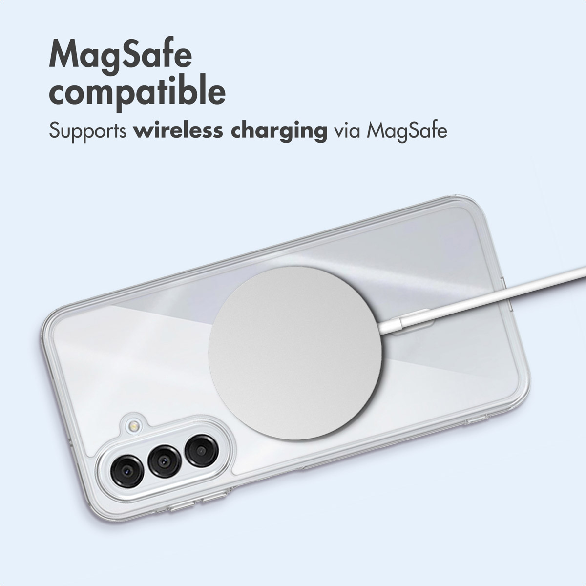 Un teléfono en funda transparente se carga de forma inalámbrica mediante MagSafe sobre fondo claro.