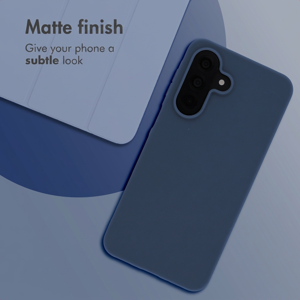 Ein blaues Smartphone mit mattem Etui liegt neben einer passenden Handytasche auf blauem Grund.