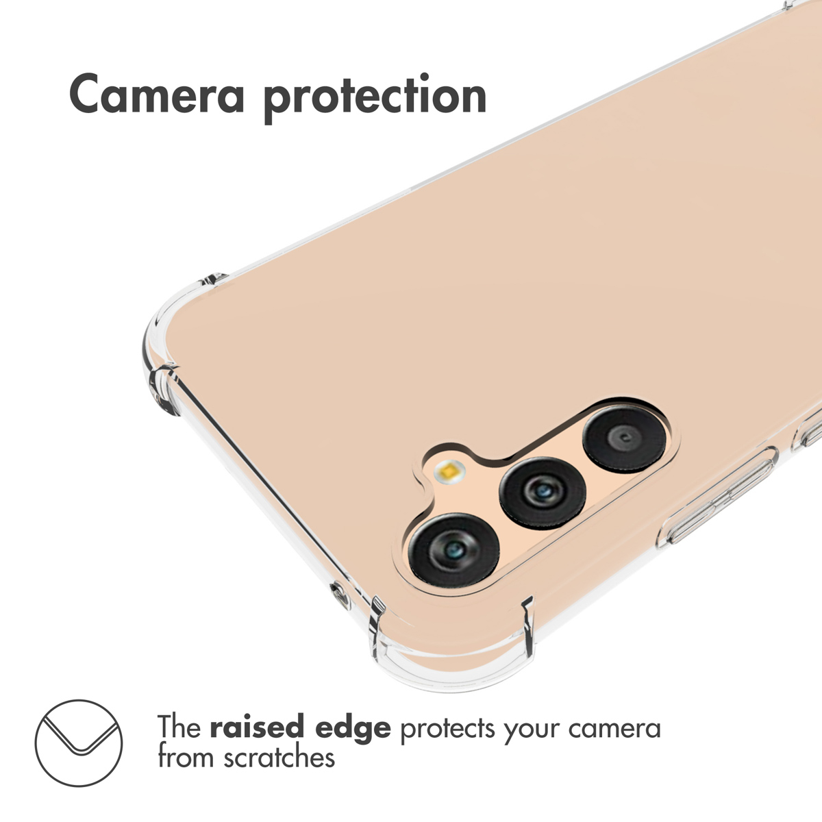 Retro di uno smartphone beige con custodia protettiva trasparente e tre obiettivi per fotocamera.