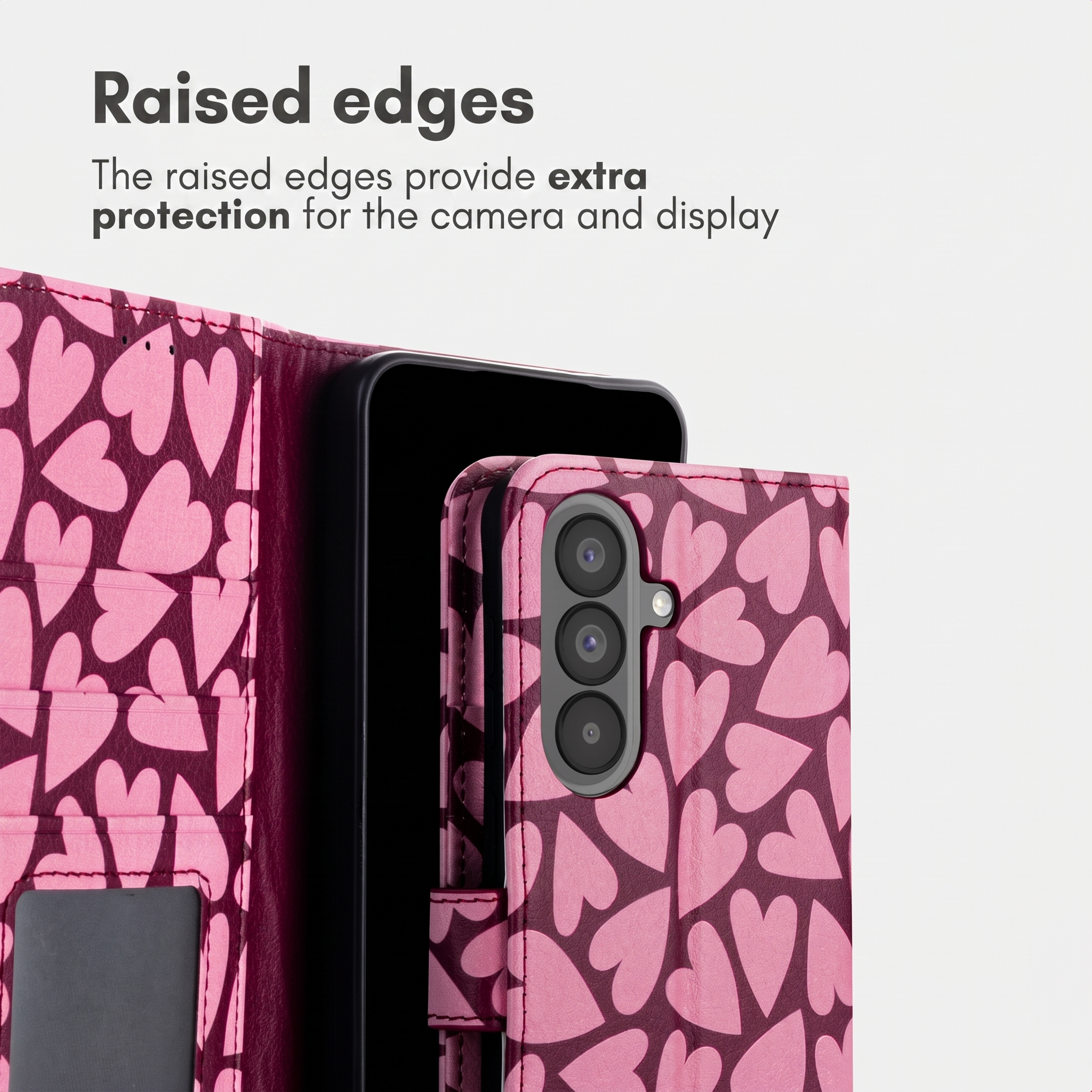 Un étui de téléphone rose à cœurs avec du texte sur les bords surélevés pour protéger l'appareil photo.