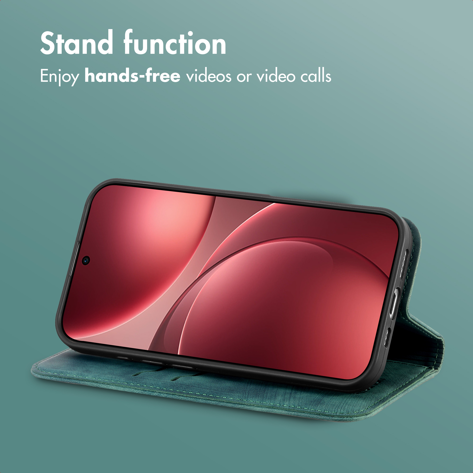 Un smartphone en funda de cuero verde se apoya sobre un fondo verde azulado, con un fondo de pantalla abstracto rojo.