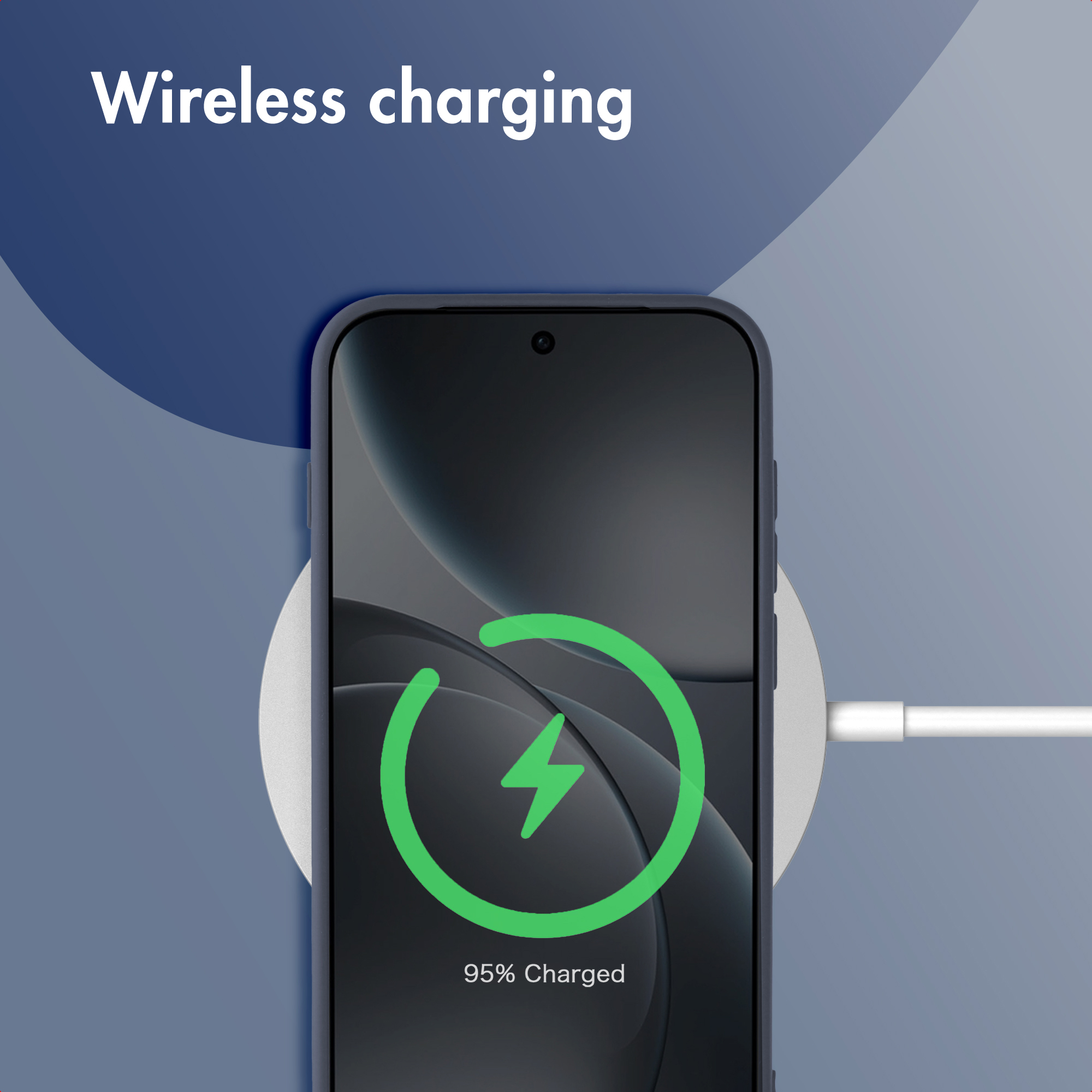 Un smartphone carga de forma inalámbrica en una base circular con icono verde.