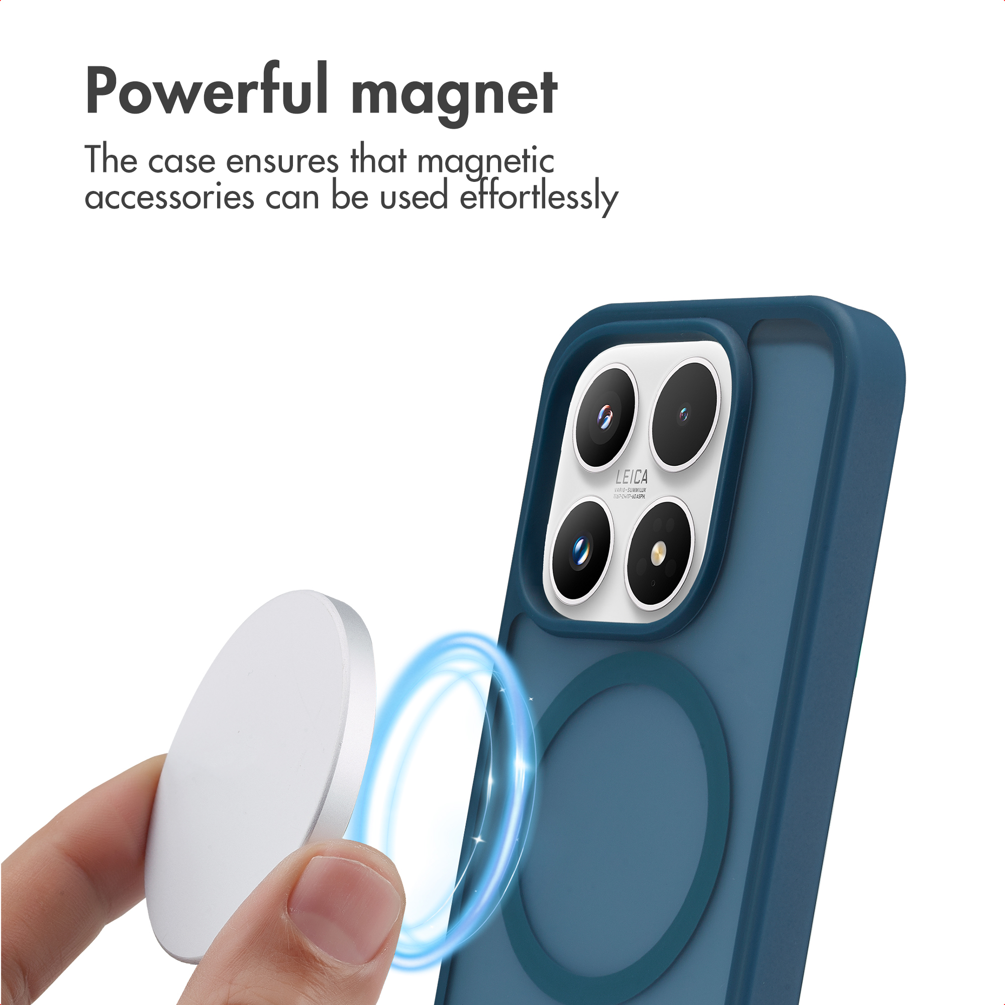 Mano sostiene imán redondo cerca de funda azul de smartphone con icono circular.