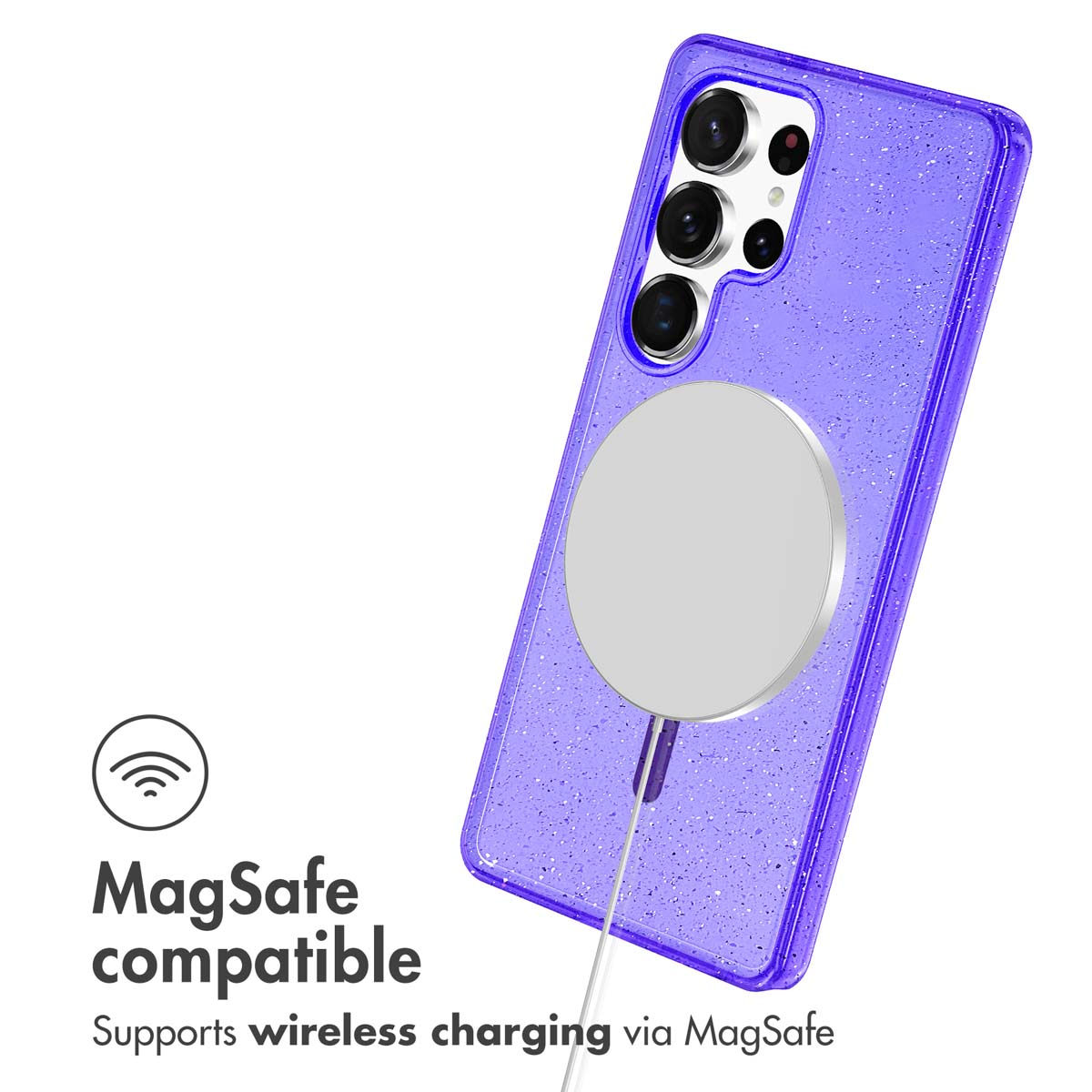 Coque de téléphone violette pailletée sur fond blanc avec chargeur MagSafe.
