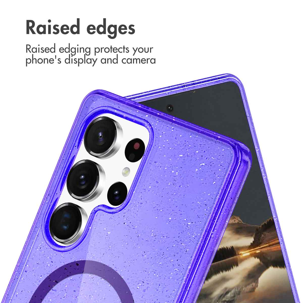 Un smartphone dans une coque violette pailletée, montrant les bords surélevés protégeant l'appareil photo.