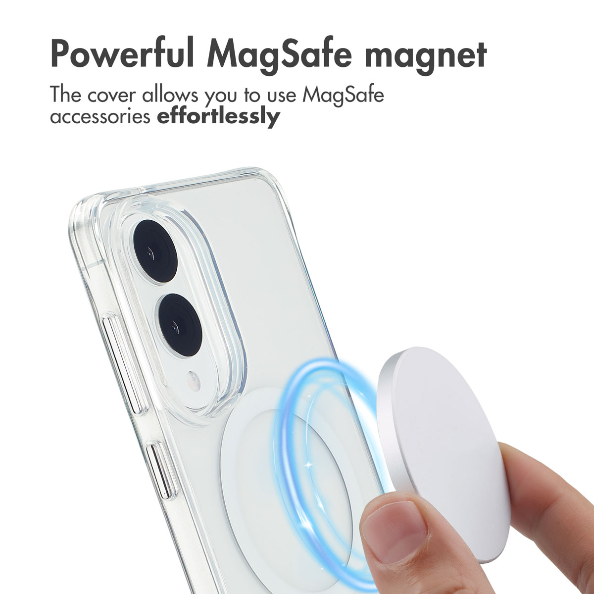 Una mano acopla un accesorio MagSafe blanco a una funda transparente.