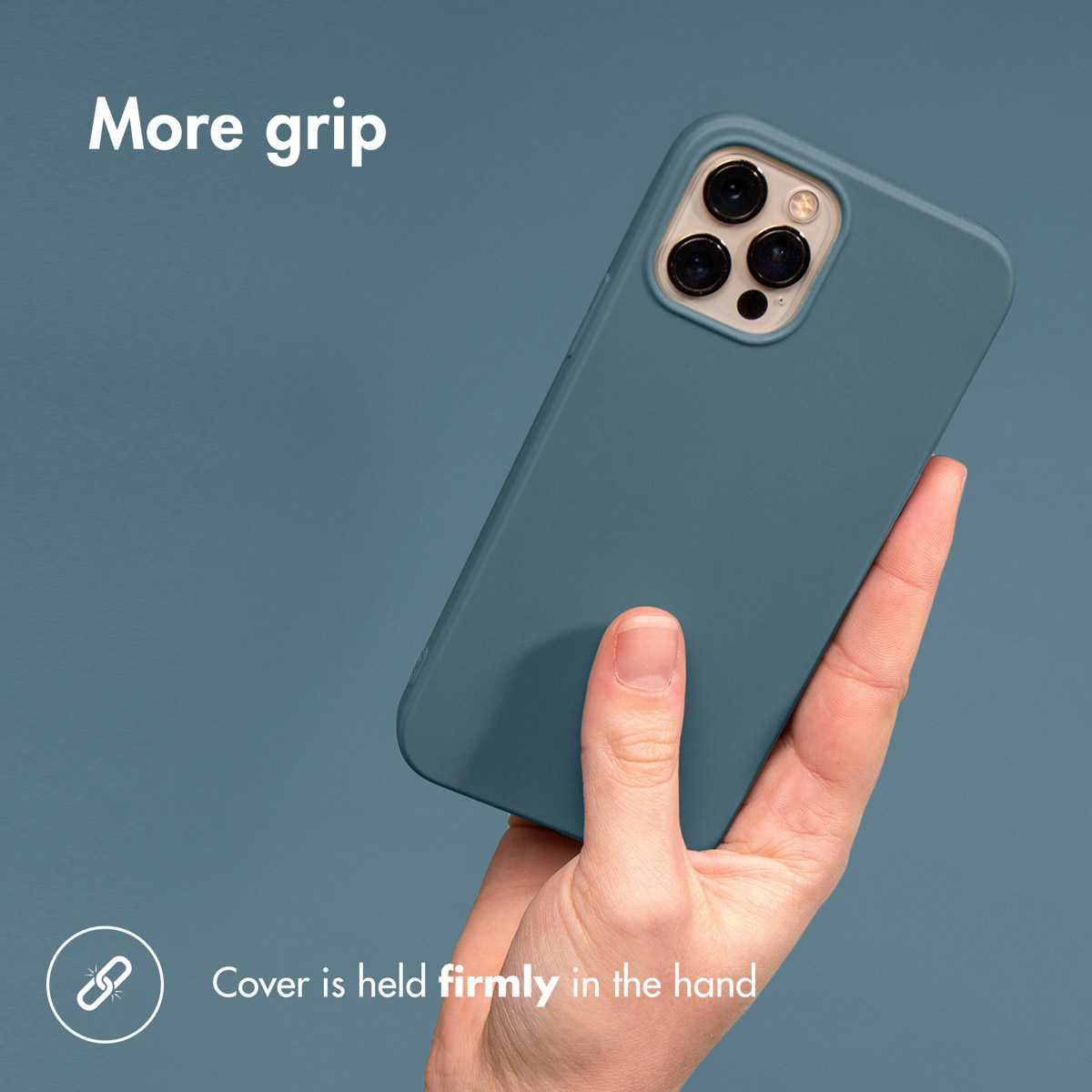 Une main tient fermement un smartphone bleu foncé avec une coque.