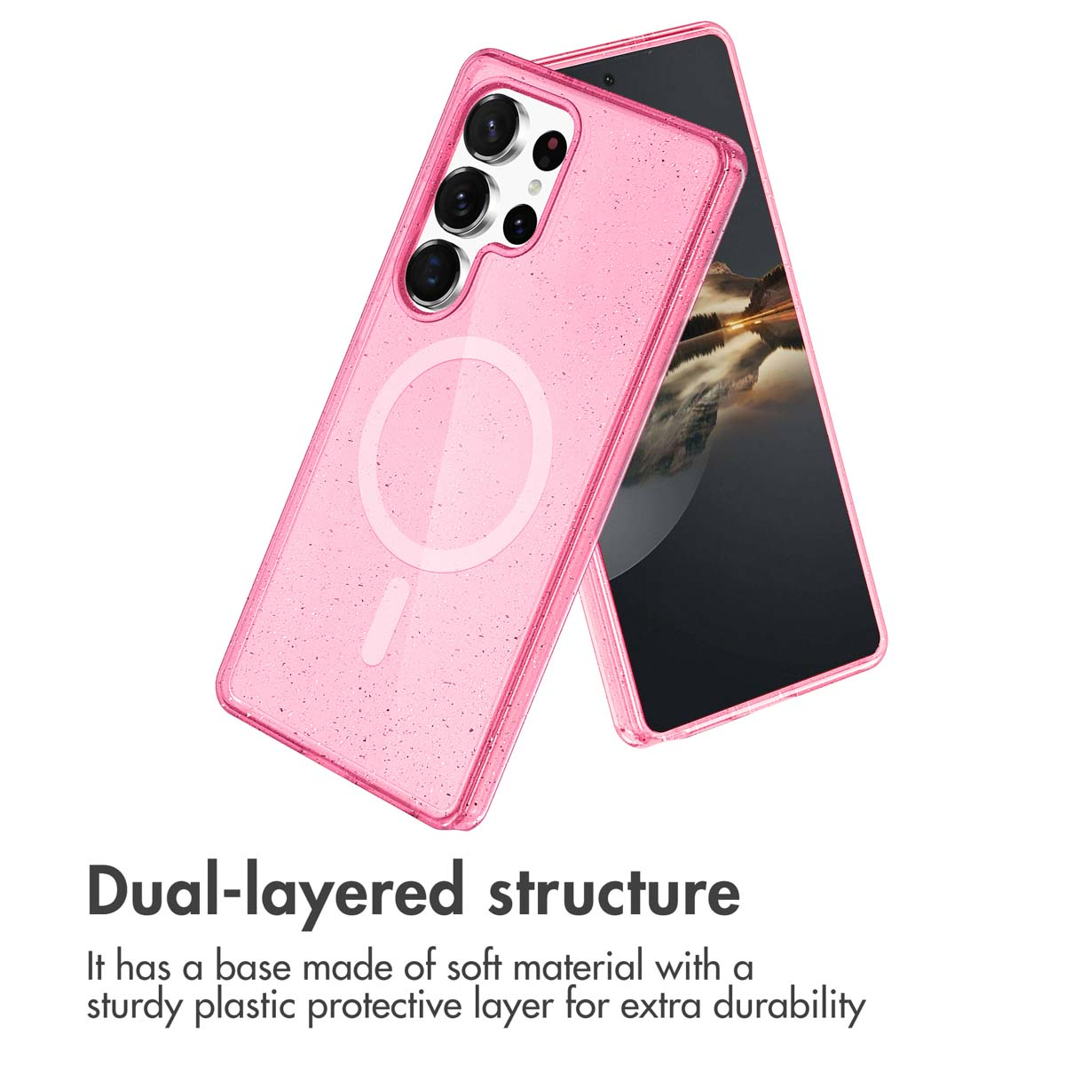 Une coque de smartphone rose avec une icône MagSafe circulaire repose à côté du téléphone sur fond blanc.