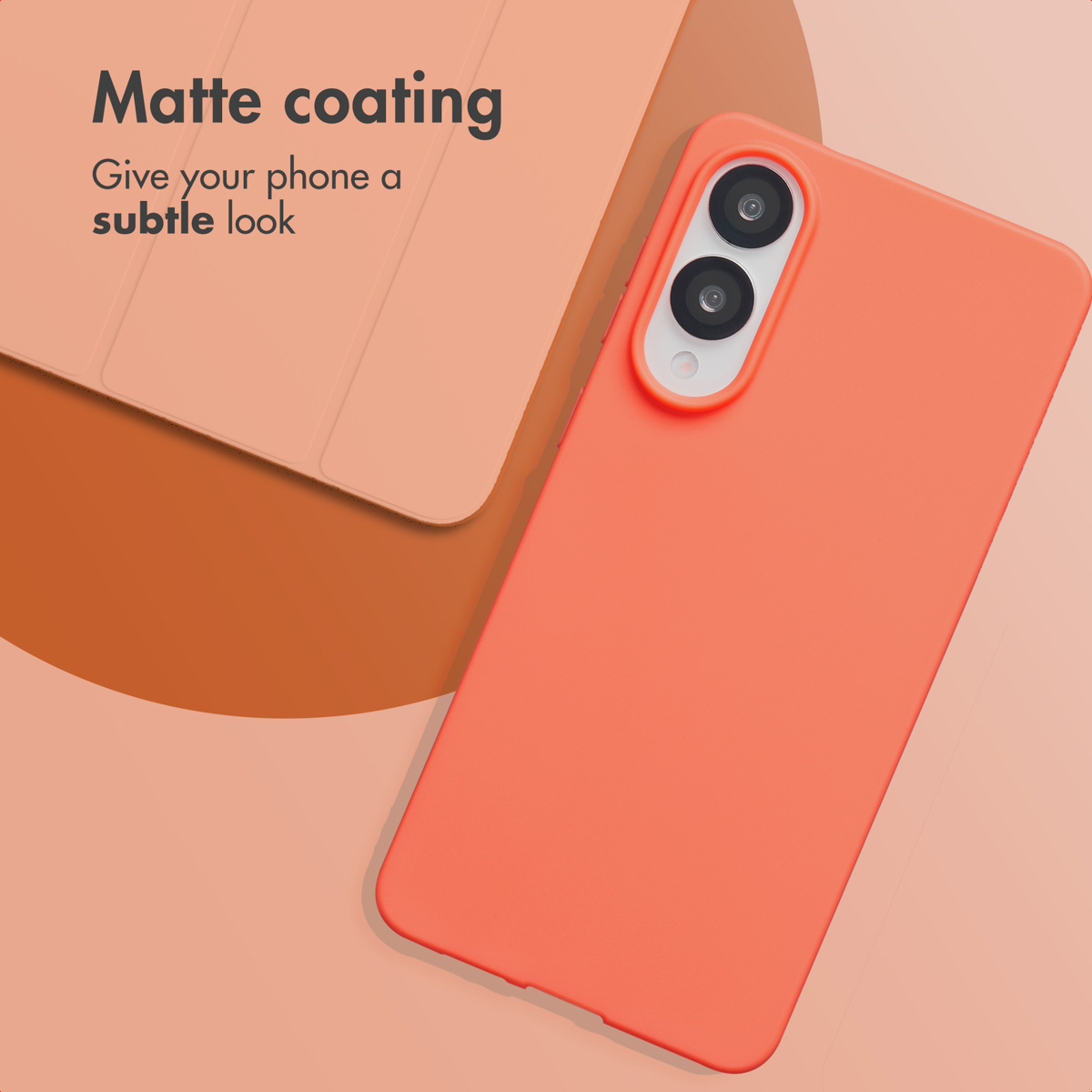 Un smartphone naranja con funda mate y doble cámara descansa sobre fondo melocotón con texto promocional.