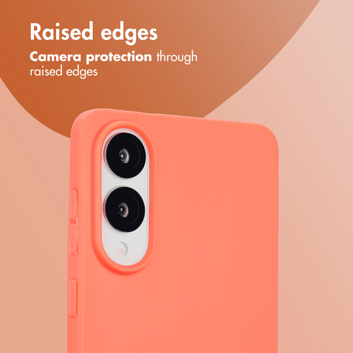 Funda de móvil naranja con bordes elevados que protegen las cámaras dobles.