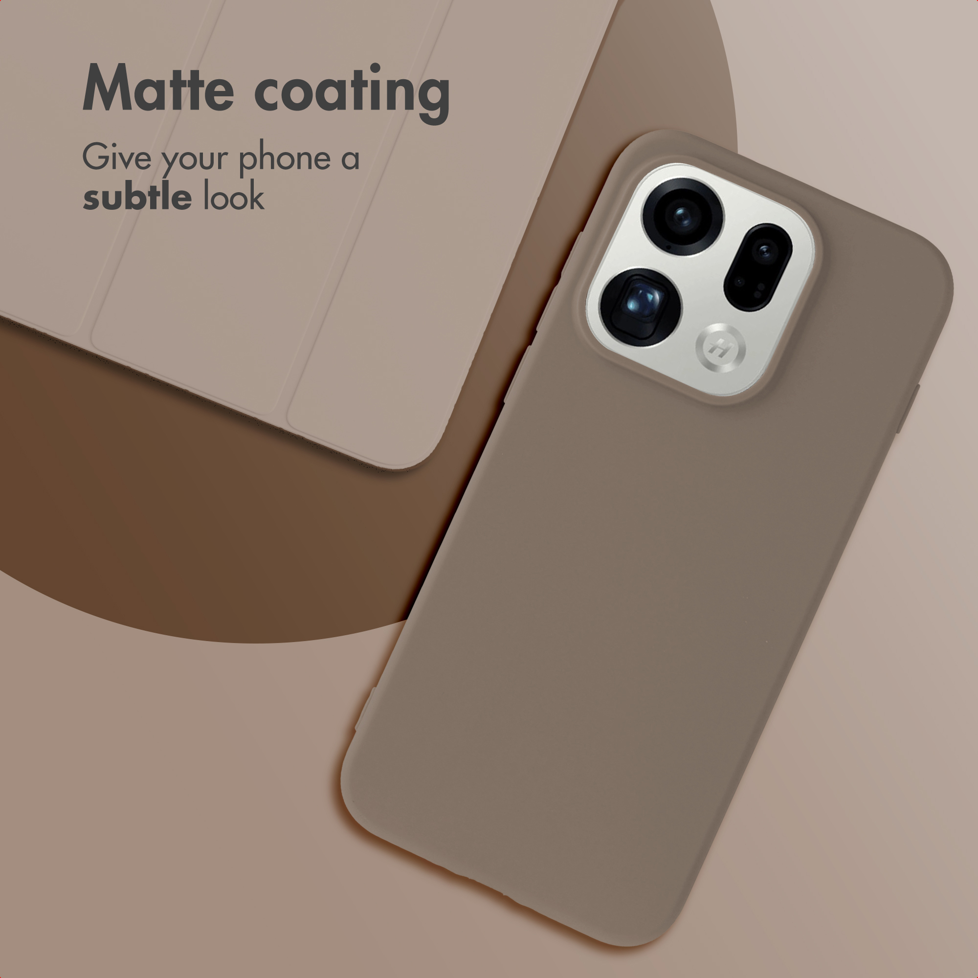 Un smartphone beige con funda mate descansa junto a otra funda a juego y texto promocional.