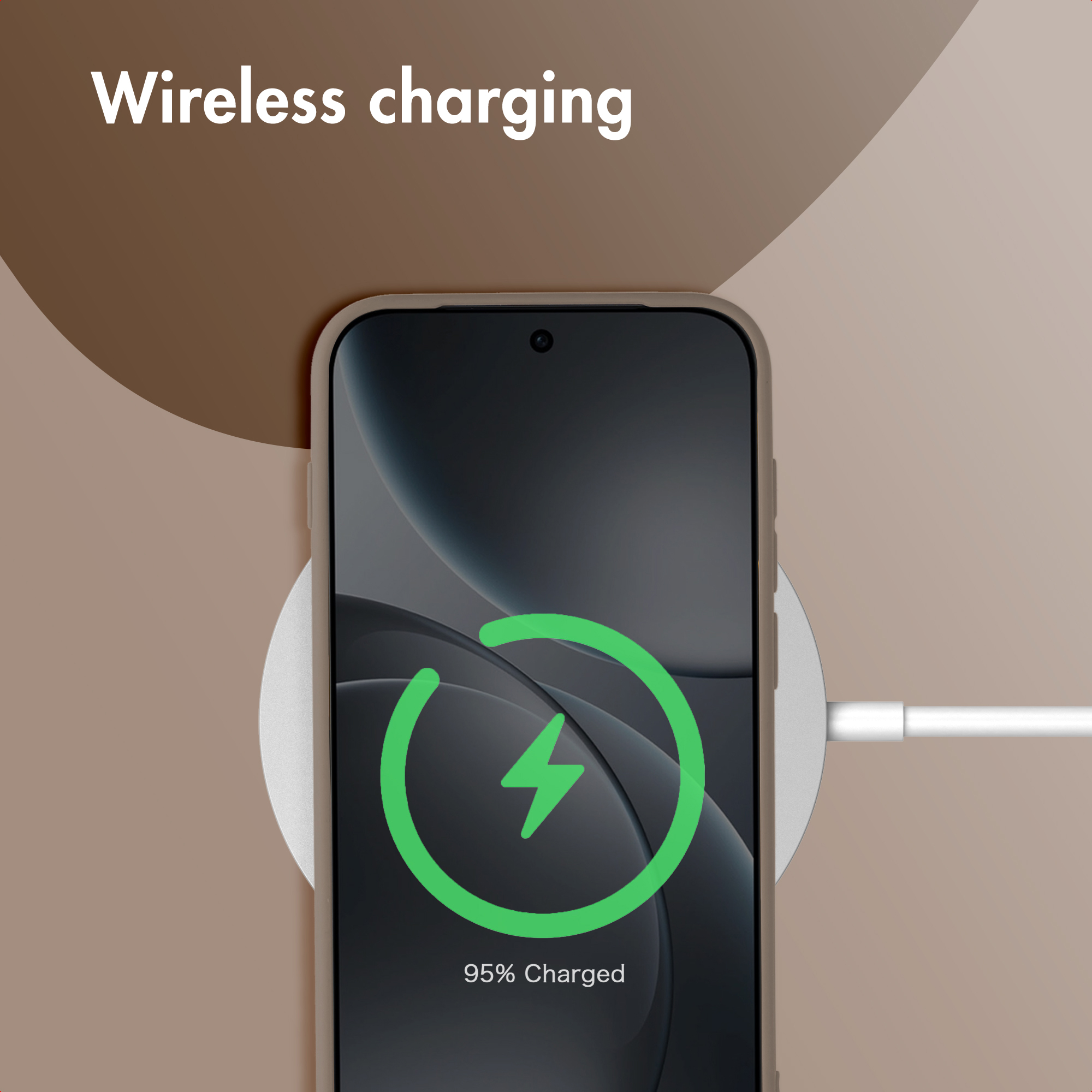 Un teléfono se carga inalámbricamente en una base redonda, la pantalla muestra 95% cargado.