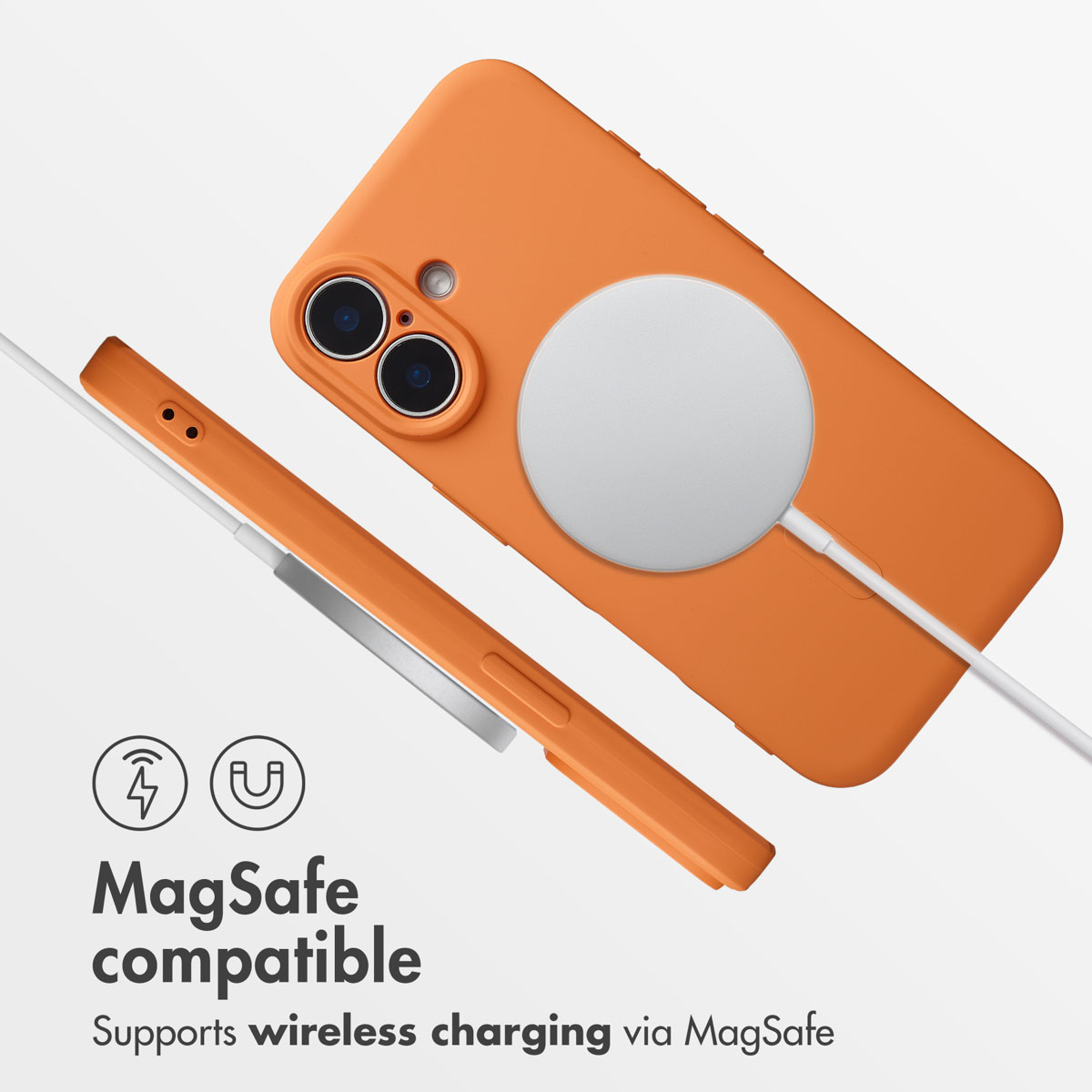 Una funda de móvil naranja sobre fondo blanco con cargador MagSafe.