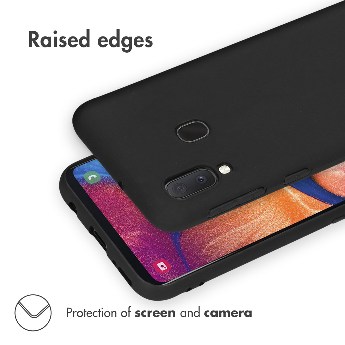 Coque de protection noire sur un smartphone, montrant des bords surélevés pour l'écran et l'appareil photo.