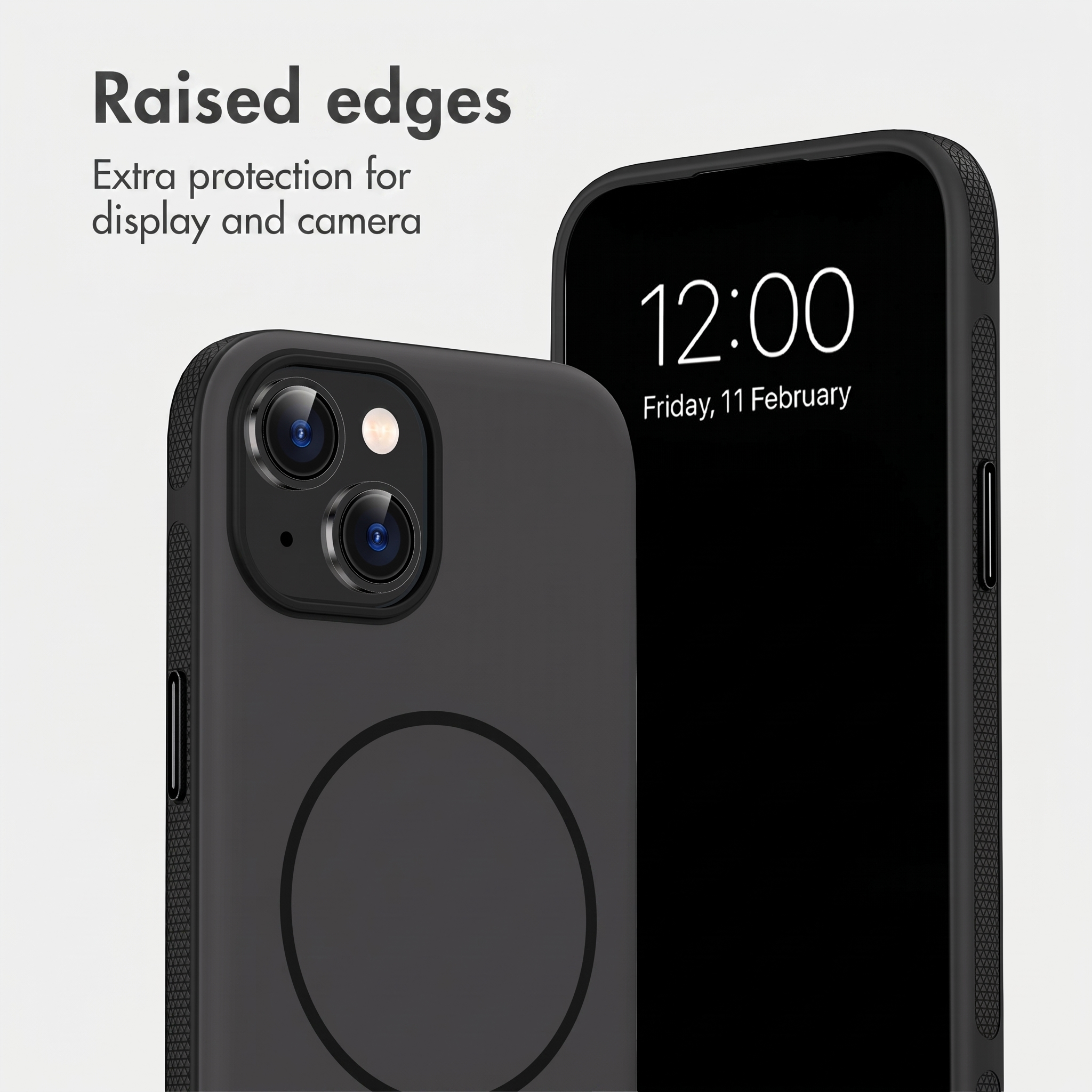 Zwarte smartphone in beschermhoes met dubbele camera, MagSafe-ring en opstaande randen voor extra veiligheid.