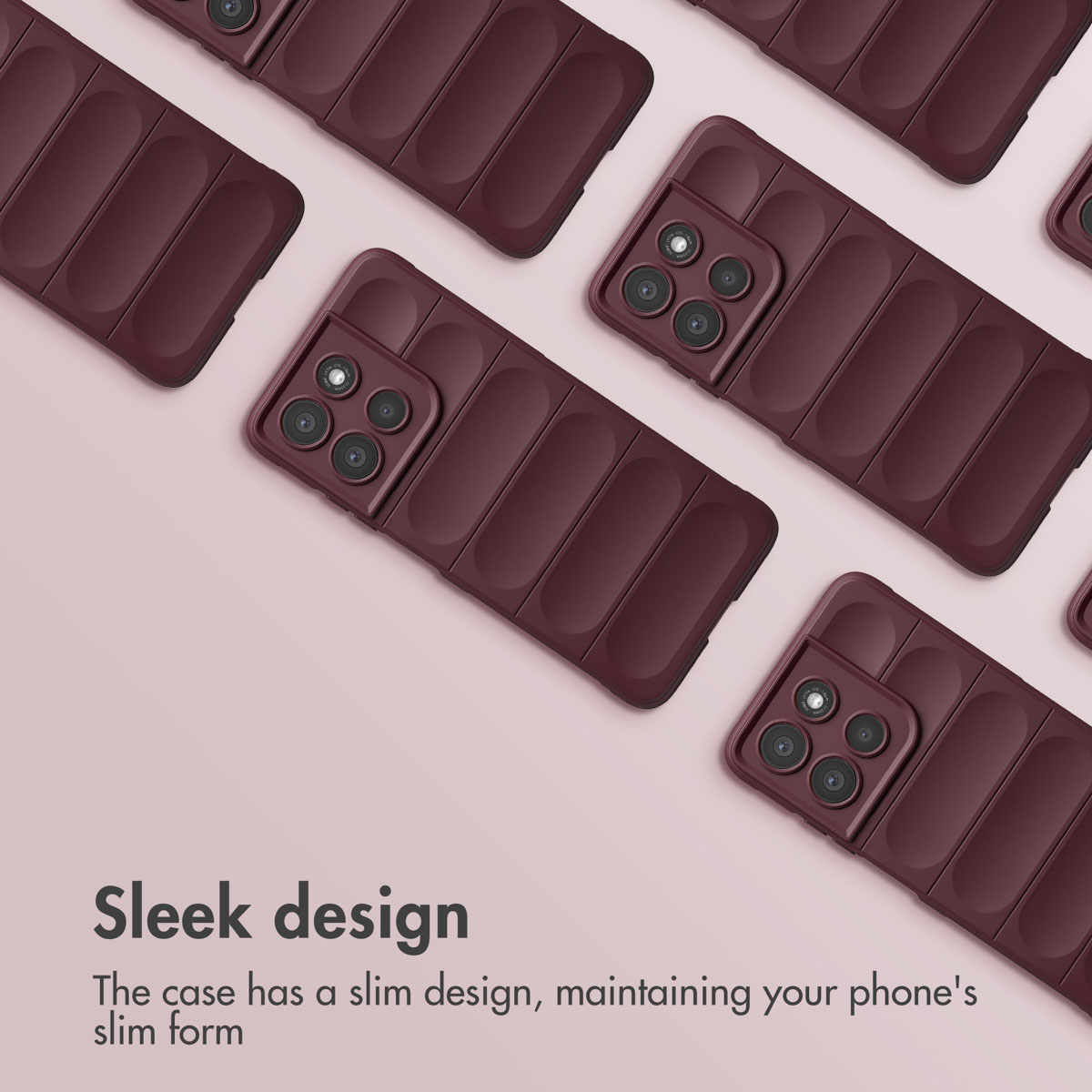 Diverse cover per cellulare trapuntate color vinaccia con quattro fotocamere su sfondo chiaro.