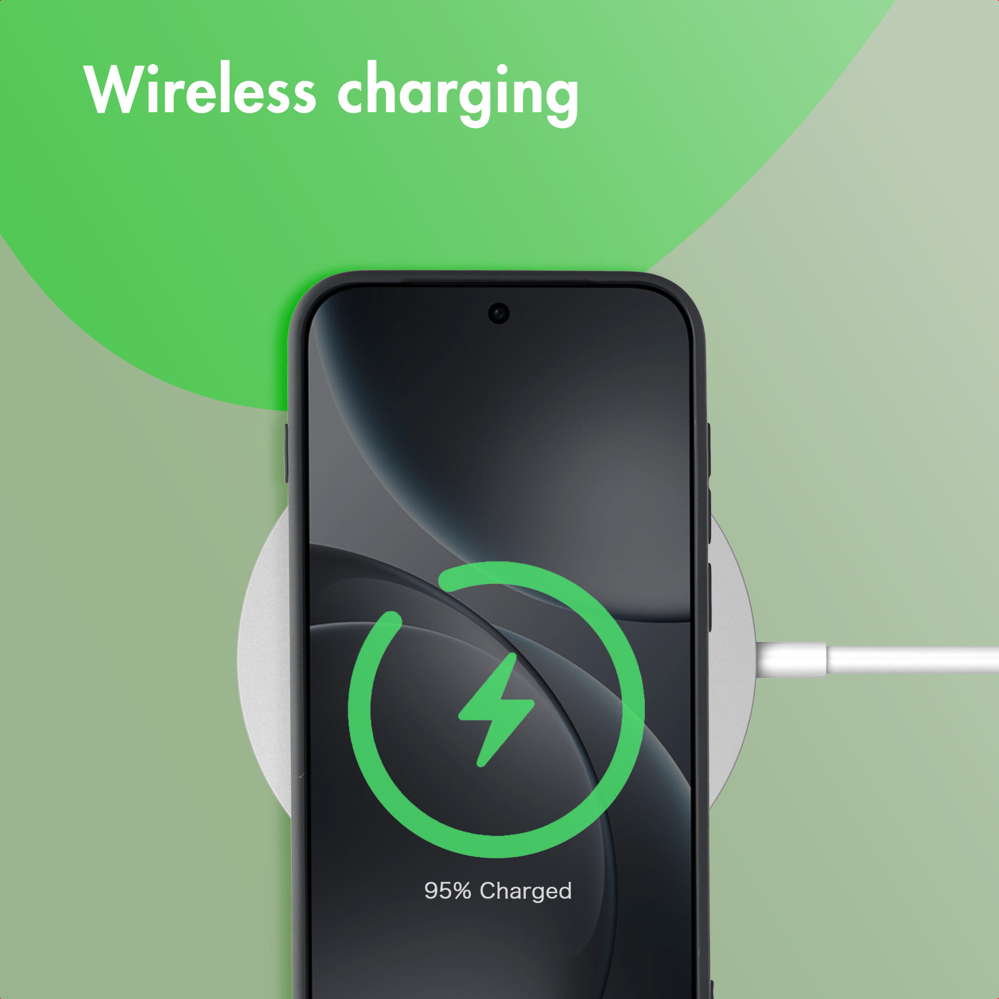 Un teléfono inteligente en un cargador inalámbrico blanco muestra 95 por ciento cargado con un rayo verde.