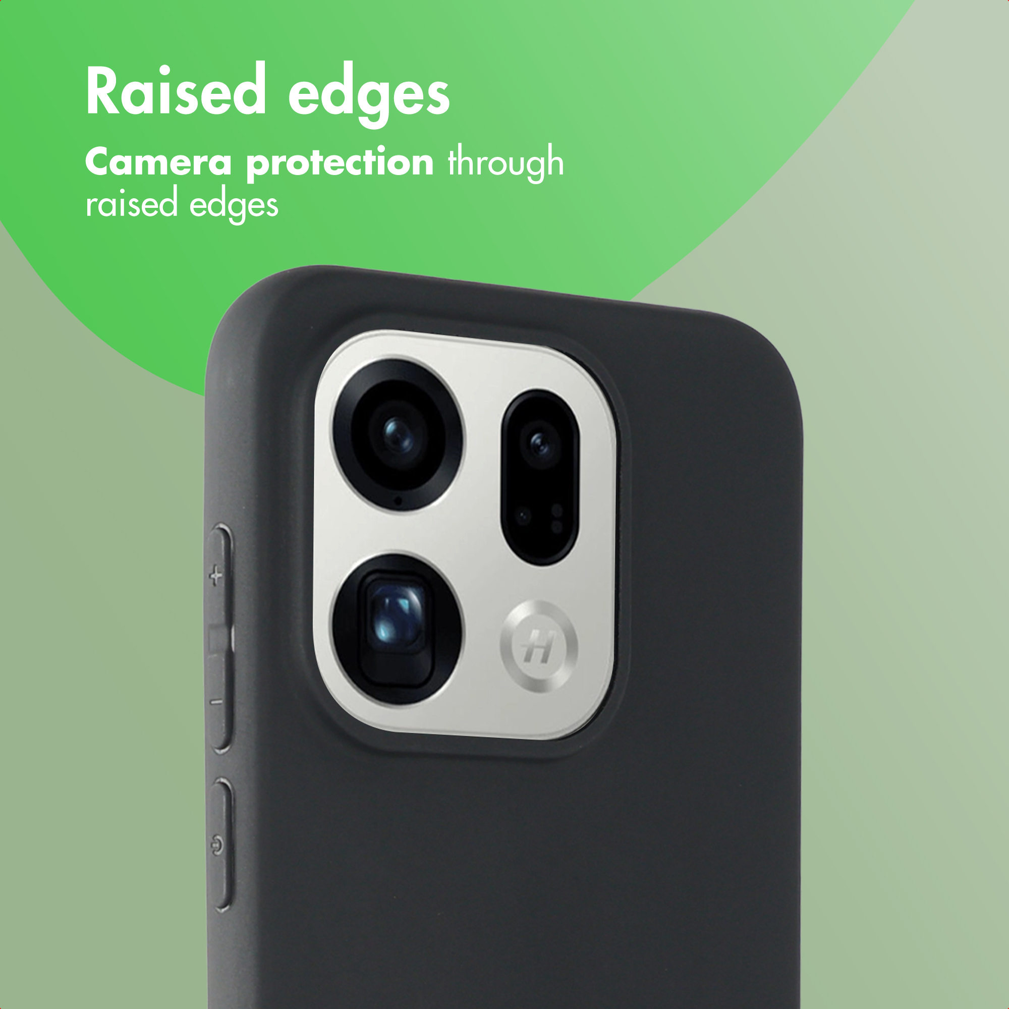 Funda de smartphone negra con módulo de cámara plateado y bordes elevados sobre fondo verde.