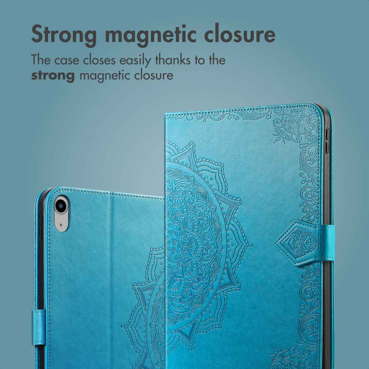 Étui de tablette bleu avec un motif de mandala complexe et une fermeture magnétique.