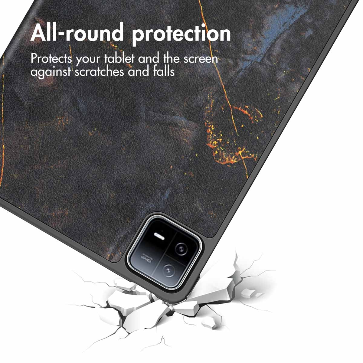 Tablette dans un étui marbr é sur fond fissuré, avec du texte sur la protection intégrale.