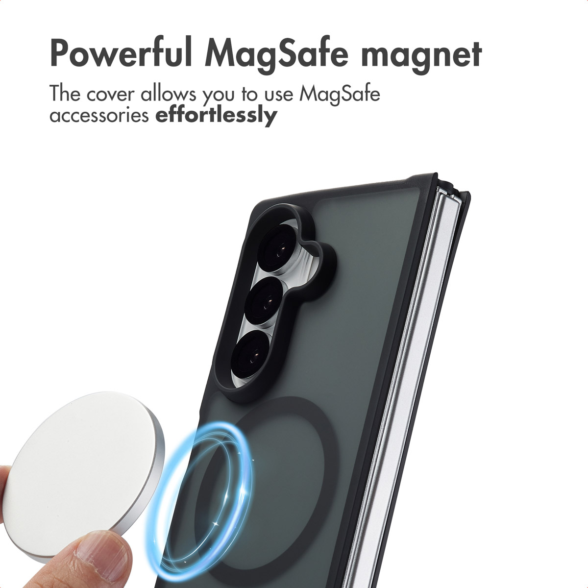 Potente magnete MagSafe: Una mano tiene un magnete rotondo vicino a una cover per smartphone con anello.