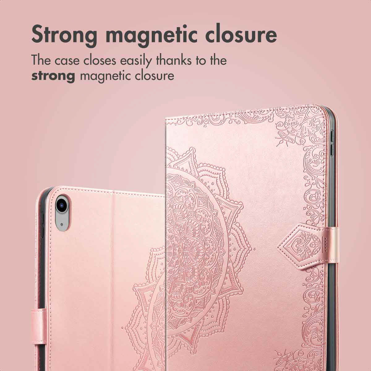 Étui de tablette rose avec gaufrage floral complexe et fermeture magnétique solide sur fond rose.