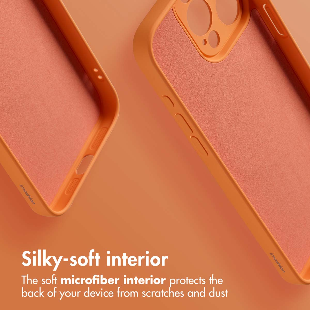 Dos fundas de móvil naranjas con interior de microfibra suave sobre fondo naranja.