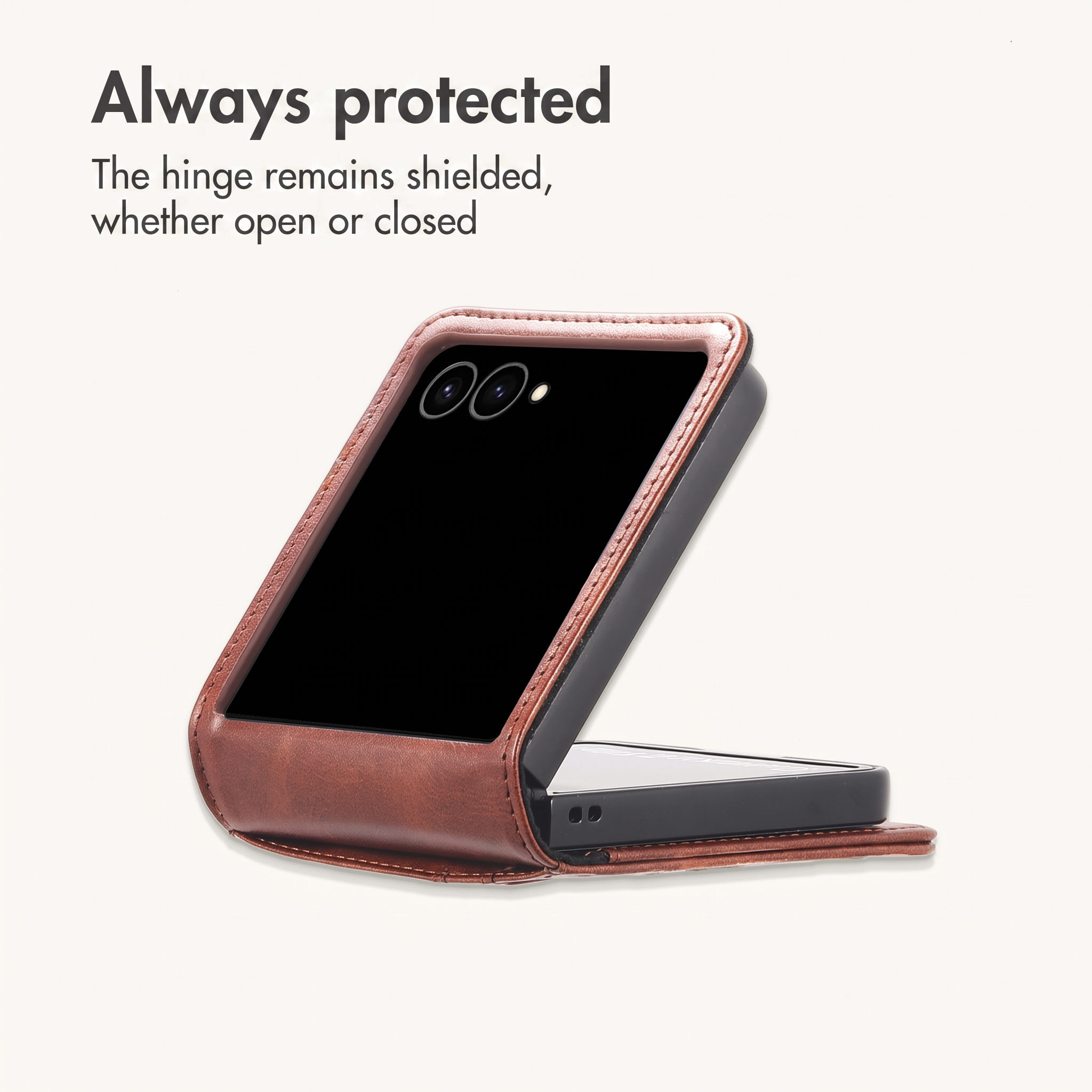 Un téléphone à clapet noir à moitié plié dans un étui en cuir marron sur fond blanc.