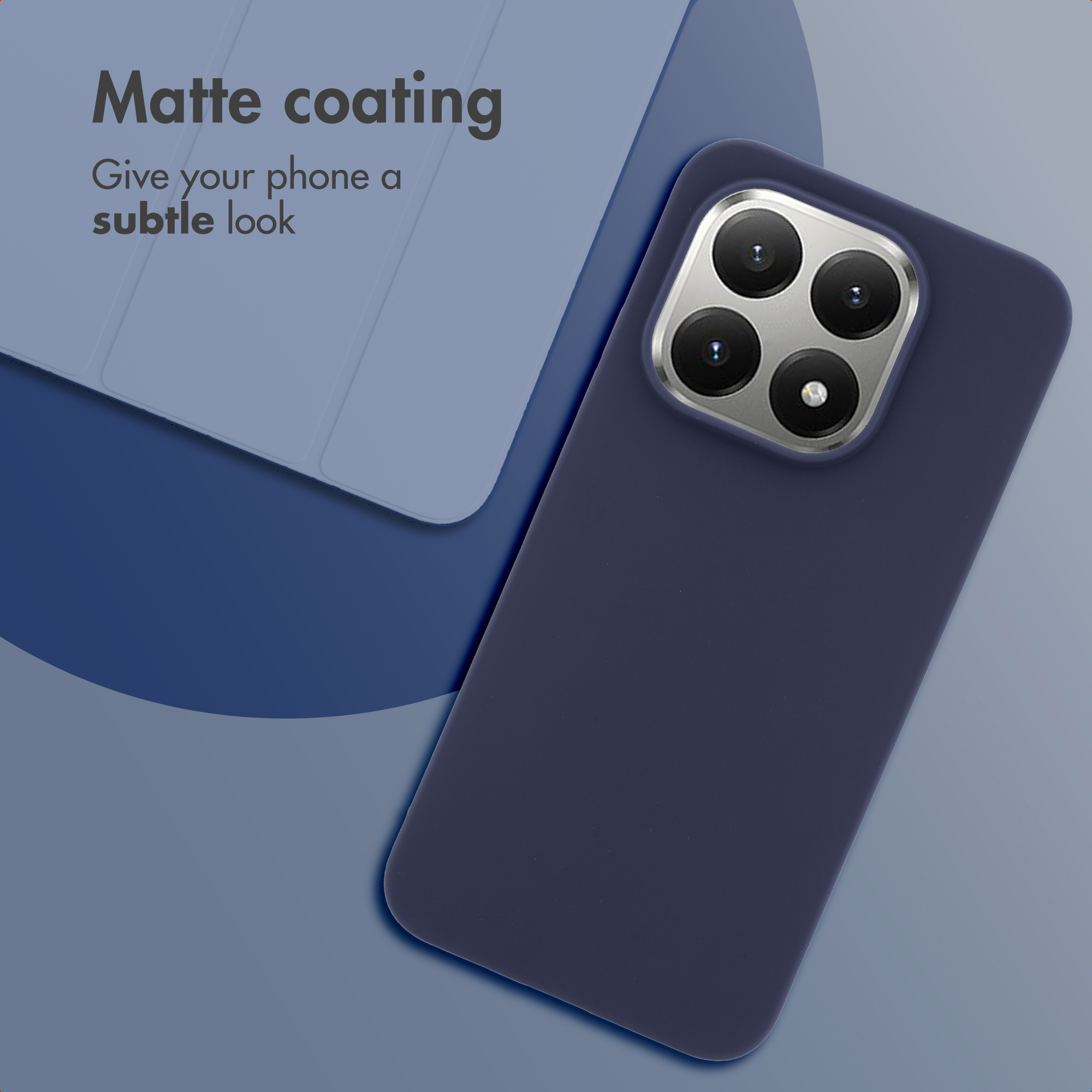Een donkerblauwe matte telefoonhoes met vierlenzencamera wordt getoonde naast een bijpassende hoes en tekst.