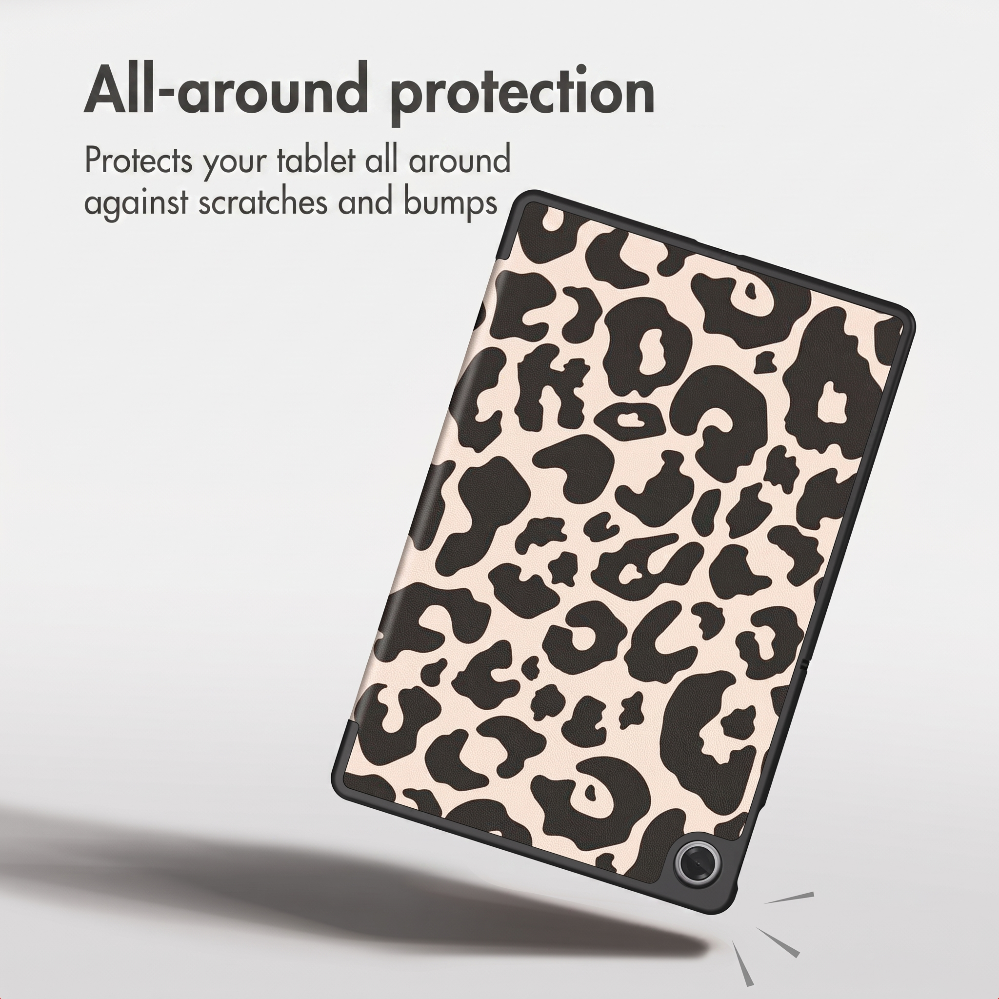 Une tablette avec une coque léopard et du texte sur fond blanc.